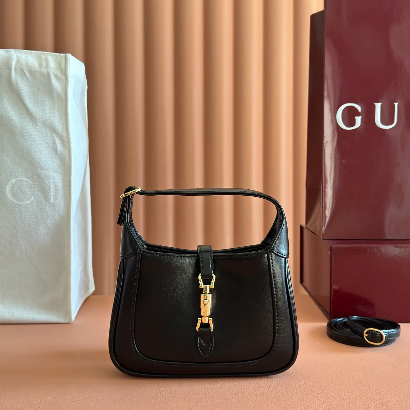p1080. 📣📣📣 [Original leather accessories 🌈Full set of counter packaging]🔥🔥The classic Jackie 1961 series handbags have been reinterpreted in the 2020 autumn and winter series and launched into exquisite and compact mini designs. Jackie first appeared in 1961 and became a symbol of celebrity lifestyle in the 1960s and 1970s. She was often called "The Jackie" because she often appeared with the idol of the era Jackie Kennedy. This highly recognizable handbag returns to the forefront of fashion this season. It is made of GG Supreme canvas and equipped with an additional detachable shoulder strap. The second shoulder strap can be fastened to the bag with a buckle, adding a modern touch to the archive design, creating a variety of carrying options such as hand-held, shoulder or cross-body. Model: 637092 Size 19.13.3