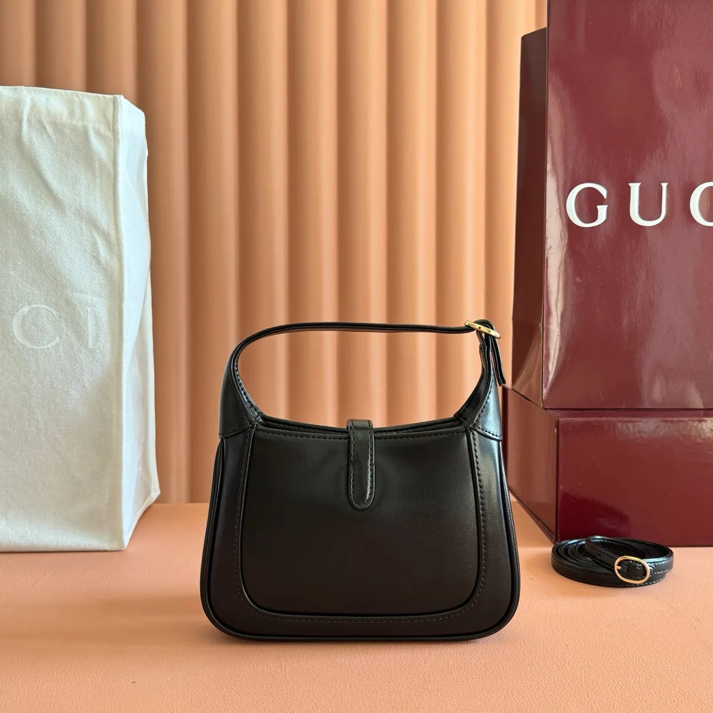p1080. 📣📣📣 [Original leather accessories 🌈Full set of counter packaging]🔥🔥The classic Jackie 1961 series handbags have been reinterpreted in the 2020 autumn and winter series and launched into exquisite and compact mini designs. Jackie first appeared in 1961 and became a symbol of celebrity lifestyle in the 1960s and 1970s. She was often called "The Jackie" because she often appeared with the idol of the era Jackie Kennedy. This highly recognizable handbag returns to the forefront of fashion this season. It is made of GG Supreme canvas and equipped with an additional detachable shoulder strap. The second shoulder strap can be fastened to the bag with a buckle, adding a modern touch to the archive design, creating a variety of carrying options such as hand-held, shoulder or cross-body. Model: 637092 Size 19.13.3