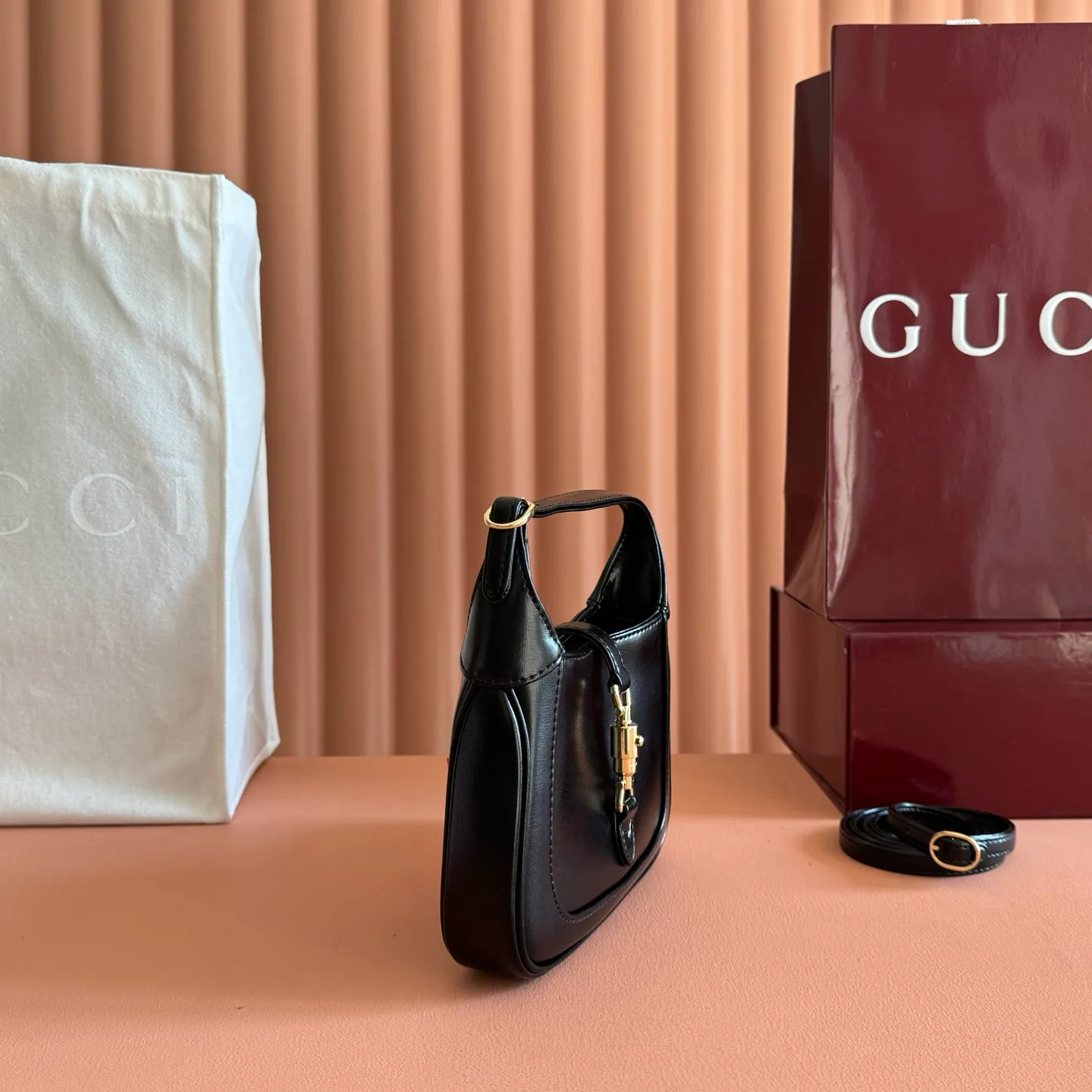 p1080. 📣📣📣 [Original leather accessories 🌈Full set of counter packaging]🔥🔥The classic Jackie 1961 series handbags have been reinterpreted in the 2020 autumn and winter series and launched into exquisite and compact mini designs. Jackie first appeared in 1961 and became a symbol of celebrity lifestyle in the 1960s and 1970s. She was often called "The Jackie" because she often appeared with the idol of the era Jackie Kennedy. This highly recognizable handbag returns to the forefront of fashion this season. It is made of GG Supreme canvas and equipped with an additional detachable shoulder strap. The second shoulder strap can be fastened to the bag with a buckle, adding a modern touch to the archive design, creating a variety of carrying options such as hand-held, shoulder or cross-body. Model: 637092 Size 19.13.3