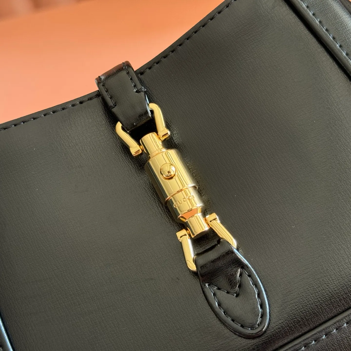 p1080. 📣📣📣 [Original leather accessories 🌈Full set of counter packaging]🔥🔥The classic Jackie 1961 series handbags have been reinterpreted in the 2020 autumn and winter series and launched into exquisite and compact mini designs. Jackie first appeared in 1961 and became a symbol of celebrity lifestyle in the 1960s and 1970s. She was often called "The Jackie" because she often appeared with the idol of the era Jackie Kennedy. This highly recognizable handbag returns to the forefront of fashion this season. It is made of GG Supreme canvas and equipped with an additional detachable shoulder strap. The second shoulder strap can be fastened to the bag with a buckle, adding a modern touch to the archive design, creating a variety of carrying options such as hand-held, shoulder or cross-body. Model: 637092 Size 19.13.3