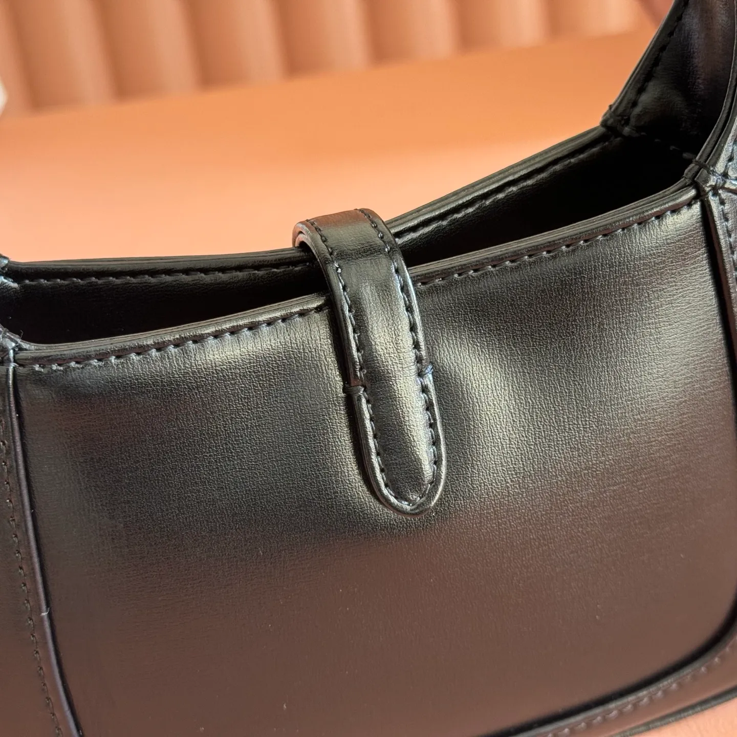 p1080. 📣📣📣 [Original leather accessories 🌈Full set of counter packaging]🔥🔥The classic Jackie 1961 series handbags have been reinterpreted in the 2020 autumn and winter series and launched into exquisite and compact mini designs. Jackie first appeared in 1961 and became a symbol of celebrity lifestyle in the 1960s and 1970s. She was often called "The Jackie" because she often appeared with the idol of the era Jackie Kennedy. This highly recognizable handbag returns to the forefront of fashion this season. It is made of GG Supreme canvas and equipped with an additional detachable shoulder strap. The second shoulder strap can be fastened to the bag with a buckle, adding a modern touch to the archive design, creating a variety of carrying options such as hand-held, shoulder or cross-body. Model: 637092 Size 19.13.3