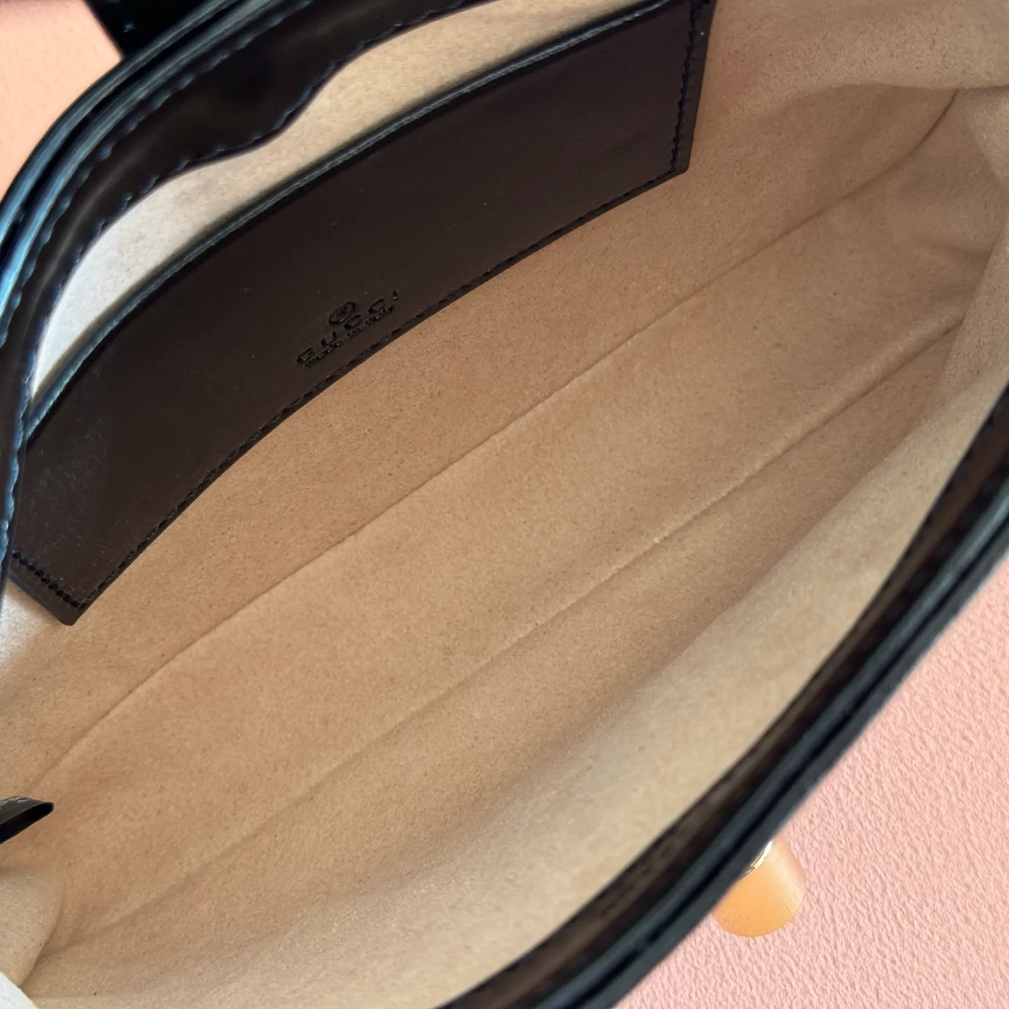 p1080. 📣📣📣 [Original leather accessories 🌈Full set of counter packaging]🔥🔥The classic Jackie 1961 series handbags have been reinterpreted in the 2020 autumn and winter series and launched into exquisite and compact mini designs. Jackie first appeared in 1961 and became a symbol of celebrity lifestyle in the 1960s and 1970s. She was often called "The Jackie" because she often appeared with the idol of the era Jackie Kennedy. This highly recognizable handbag returns to the forefront of fashion this season. It is made of GG Supreme canvas and equipped with an additional detachable shoulder strap. The second shoulder strap can be fastened to the bag with a buckle, adding a modern touch to the archive design, creating a variety of carrying options such as hand-held, shoulder or cross-body. Model: 637092 Size 19.13.3