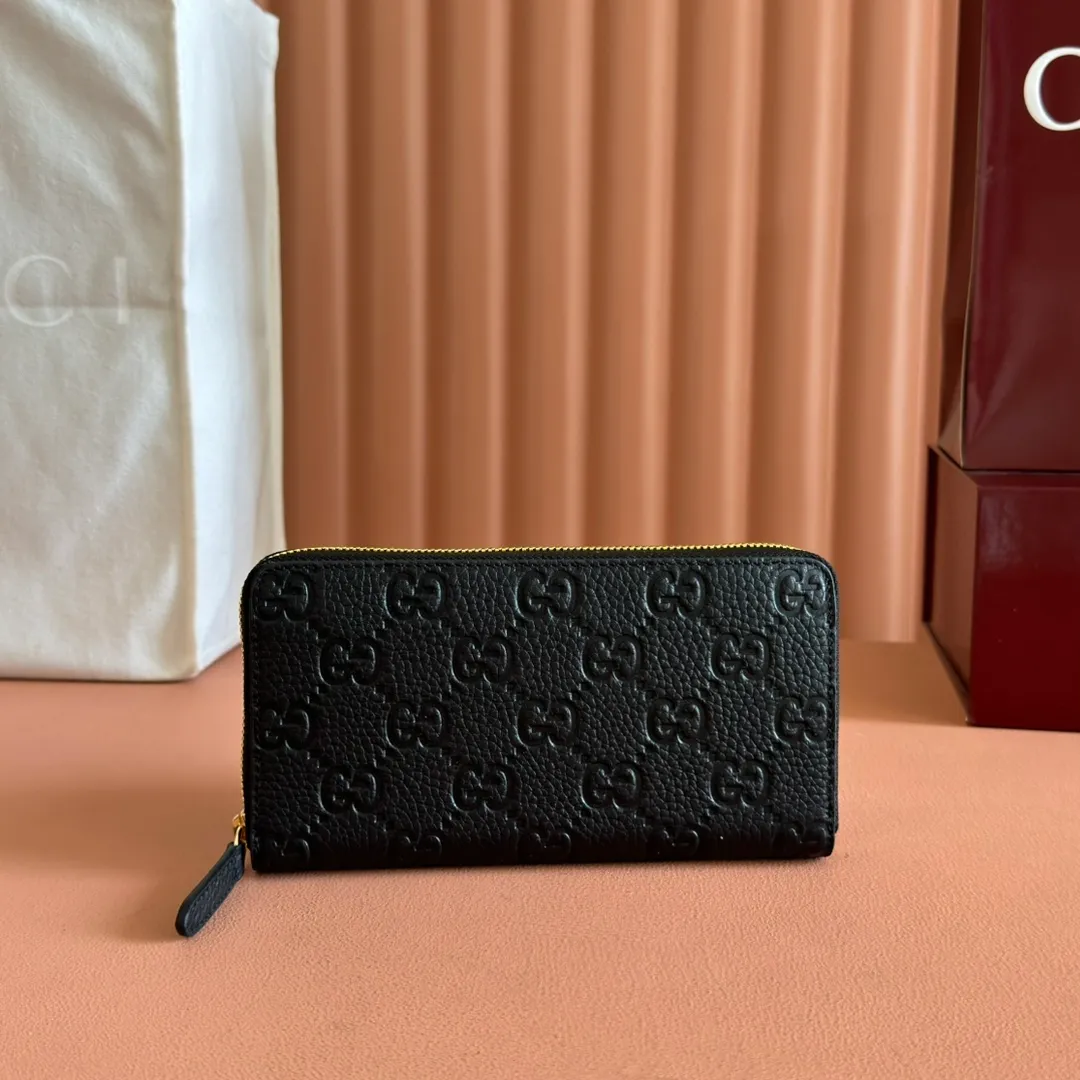 p480. 💋💋💋🔥"With full set of original green box packaging"🔥[New style] GG Emblem series super soft pink embossed/full leather wallet model: 821803. Dimensions: 19 (length) x 10 (width) x 2.5cm (thickness) Color: black full leather/original leather. Made in Italy