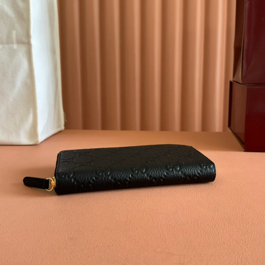 p480. 💋💋💋🔥"With full set of original green box packaging"🔥[New style] GG Emblem series super soft pink embossed/full leather wallet model: 821803. Dimensions: 19 (length) x 10 (width) x 2.5cm (thickness) Color: black full leather/original leather. Made in Italy