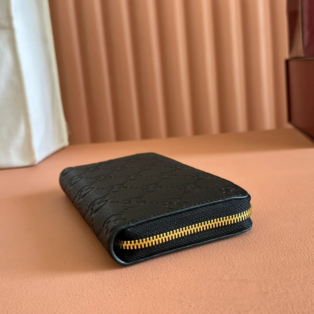 p480. 💋💋💋🔥"With full set of original green box packaging"🔥[New style] GG Emblem series super soft pink embossed/full leather wallet model: 821803. Dimensions: 19 (length) x 10 (width) x 2.5cm (thickness) Color: black full leather/original leather. Made in Italy
