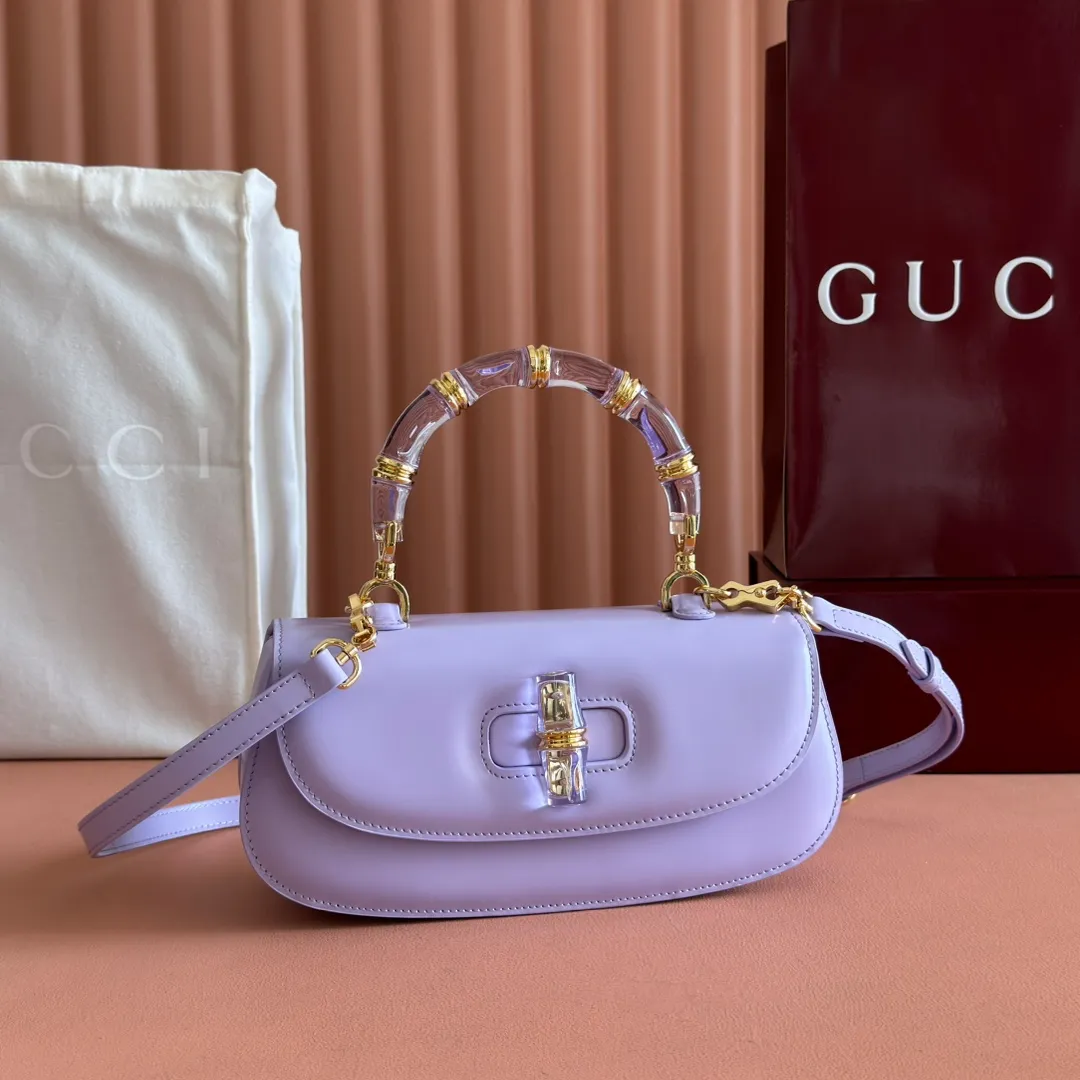 p1680. 💋💋💋 Equipped with full counter packaging [New Product] This small handbag reinterprets the iconic bamboo-shaped accessories with resin and brass details, adding another dazzling masterpiece to the 2025 spring and summer series. The Gucci Bamboo Diva tote adds a pop of color to any look. White glossy buffed leather Resin and brass bamboo hardware Three-level articulated compartments White leather lining Interior: One zippered pocket and a mirror with removable pocket Handle height 10cm Removable and adjustable leather shoulder strap (50cm high); length adjustable between 100cm and 116cm Bamboo lock Model number: 827750 Dimensions: 26.6cm (width) x 13cm (h) x 8 cm (depth) Weight: about 0.9 kg Color: purple full leather/original leather. Made in Italy