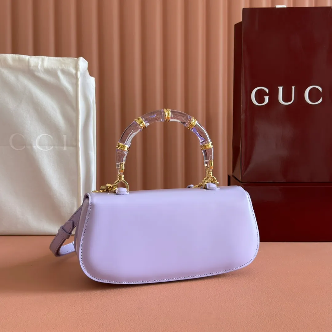 p1680. 💋💋💋 Equipped with full counter packaging [New Product] This small handbag reinterprets the iconic bamboo-shaped accessories with resin and brass details, adding another dazzling masterpiece to the 2025 spring and summer series. The Gucci Bamboo Diva tote adds a pop of color to any look. White glossy buffed leather Resin and brass bamboo hardware Three-level articulated compartments White leather lining Interior: One zippered pocket and a mirror with removable pocket Handle height 10cm Removable and adjustable leather shoulder strap (50cm high); length adjustable between 100cm and 116cm Bamboo lock Model number: 827750 Dimensions: 26.6cm (width) x 13cm (h) x 8 cm (depth) Weight: about 0.9 kg Color: purple full leather/original leather. Made in Italy
