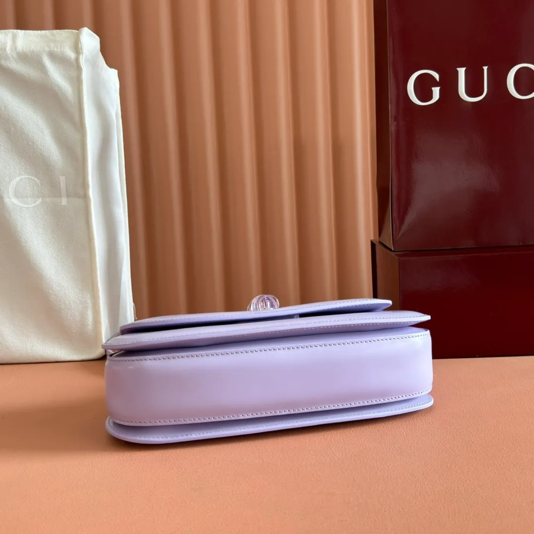 p1680. 💋💋💋 Equipped with full counter packaging [New Product] This small handbag reinterprets the iconic bamboo-shaped accessories with resin and brass details, adding another dazzling masterpiece to the 2025 spring and summer series. The Gucci Bamboo Diva tote adds a pop of color to any look. White glossy buffed leather Resin and brass bamboo hardware Three-level articulated compartments White leather lining Interior: One zippered pocket and a mirror with removable pocket Handle height 10cm Removable and adjustable leather shoulder strap (50cm high); length adjustable between 100cm and 116cm Bamboo lock Model number: 827750 Dimensions: 26.6cm (width) x 13cm (h) x 8 cm (depth) Weight: about 0.9 kg Color: purple full leather/original leather. Made in Italy