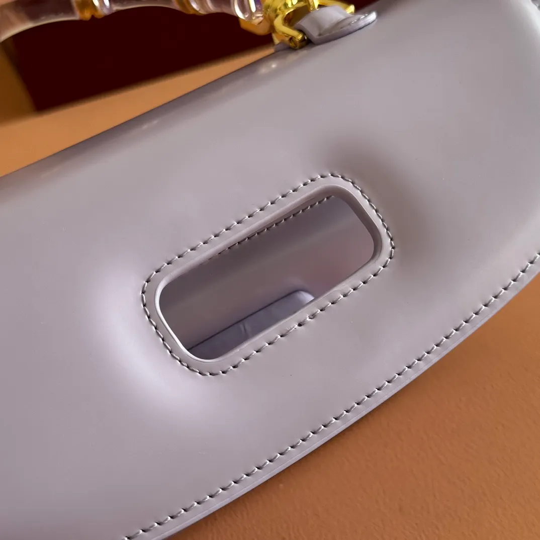 p1680. 💋💋💋 Equipped with full counter packaging [New Product] This small handbag reinterprets the iconic bamboo-shaped accessories with resin and brass details, adding another dazzling masterpiece to the 2025 spring and summer series. The Gucci Bamboo Diva tote adds a pop of color to any look. White glossy buffed leather Resin and brass bamboo hardware Three-level articulated compartments White leather lining Interior: One zippered pocket and a mirror with removable pocket Handle height 10cm Removable and adjustable leather shoulder strap (50cm high); length adjustable between 100cm and 116cm Bamboo lock Model number: 827750 Dimensions: 26.6cm (width) x 13cm (h) x 8 cm (depth) Weight: about 0.9 kg Color: purple full leather/original leather. Made in Italy