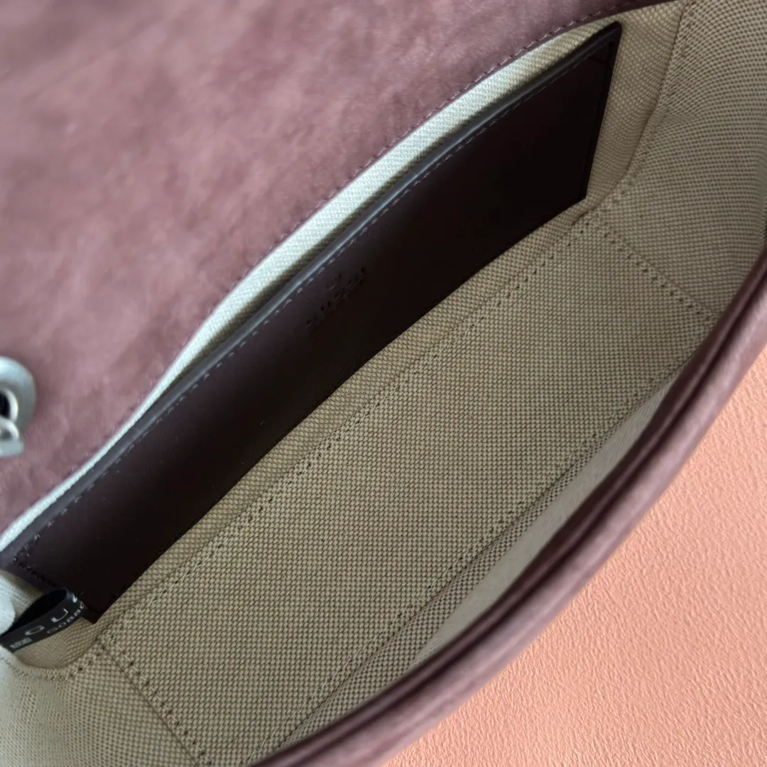 p1260. 💋💋💋【With full set of original counter packaging】The brand's iconic GG Marmont series is ingeniously integrated with double G styling accessories and faceted chain straps to create a soft and fashionable bag. Simple and neat back pockets make medium and large bags more practical. Dark brown quilted V-shaped nubuck Dark brown cowhide leather Silver-toned hardware Beige cotton and linen lining Double G Interior: 1 zippered pocket Exterior: 1 open pocket Sliding chain strap that can be used as a shoulder strap (56cm high) Spring buckle flap Model: 837280 Dimensions: 22cm (W) x 15cm (H) x 6cm (D) Weight: approx. 0.65kg Color: Brown matte. Made in Italy