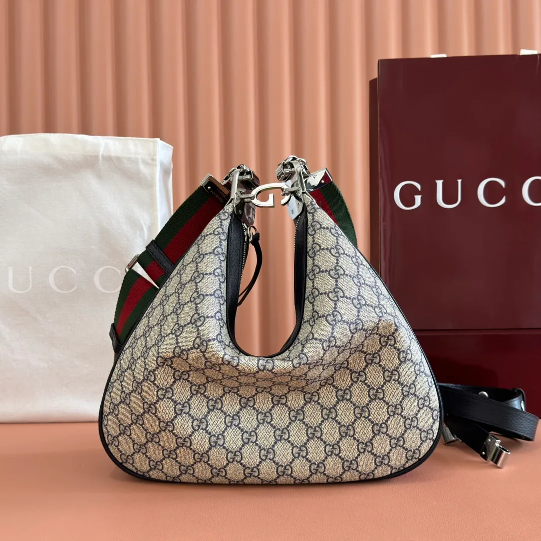 p1400. 📣📣📣【Original leather accessories🌈(equipped with full counter packaging)🔥🔥702823Gucci The Attache large shoulder bag "Gucci March of Love" is a new interpretation of the brand's archive elements, paying tribute to the enduring charm of Hollywood. This accessory features a recognizable crescent shape, and the G hook buckle adds a unique design aesthetic. The classic accessories are combined with soft materials to express retro charm. This large shoulder bag is made of beige and blue GG Supreme canvas, decorated with red and blue webbing. Hide details Beige and blue GG Supreme canvas with red and blue webbing. Gold-tone hardware Cotton and linen lining Additional leather shoulder strap Interior: 1 zipped pocket Removable webbing shoulder strap (50cm high) G-hook fastening with zip 35cm (W) x 32cm (H) x 6cm (D) Made in Italy