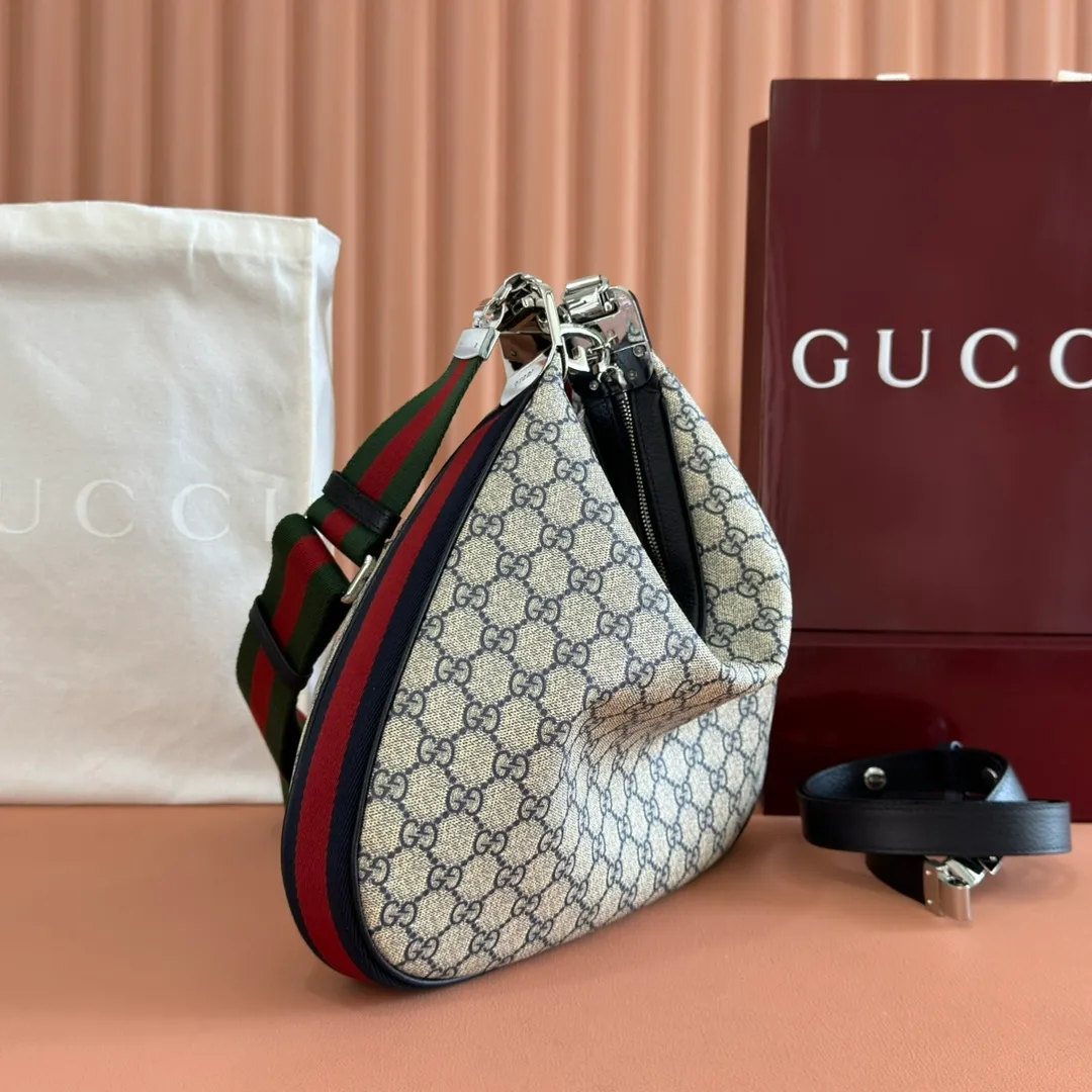 p1400. 📣📣📣【Original leather accessories🌈(equipped with full counter packaging)🔥🔥702823Gucci The Attache large shoulder bag "Gucci March of Love" is a new interpretation of the brand's archive elements, paying tribute to the enduring charm of Hollywood. This accessory features a recognizable crescent shape, and the G hook buckle adds a unique design aesthetic. The classic accessories are combined with soft materials to express retro charm. This large shoulder bag is made of beige and blue GG Supreme canvas, decorated with red and blue webbing. Hide details Beige and blue GG Supreme canvas with red and blue webbing. Gold-tone hardware Cotton and linen lining Additional leather shoulder strap Interior: 1 zipped pocket Removable webbing shoulder strap (50cm high) G-hook fastening with zip 35cm (W) x 32cm (H) x 6cm (D) Made in Italy