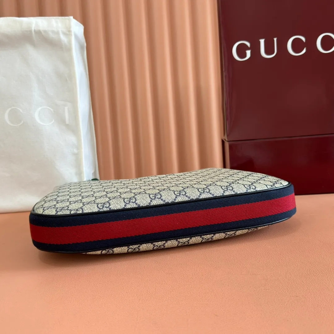 p1400. 📣📣📣【Original leather accessories🌈(equipped with full counter packaging)🔥🔥702823Gucci The Attache large shoulder bag "Gucci March of Love" is a new interpretation of the brand's archive elements, paying tribute to the enduring charm of Hollywood. This accessory features a recognizable crescent shape, and the G hook buckle adds a unique design aesthetic. The classic accessories are combined with soft materials to express retro charm. This large shoulder bag is made of beige and blue GG Supreme canvas, decorated with red and blue webbing. Hide details Beige and blue GG Supreme canvas with red and blue webbing. Gold-tone hardware Cotton and linen lining Additional leather shoulder strap Interior: 1 zipped pocket Removable webbing shoulder strap (50cm high) G-hook fastening with zip 35cm (W) x 32cm (H) x 6cm (D) Made in Italy