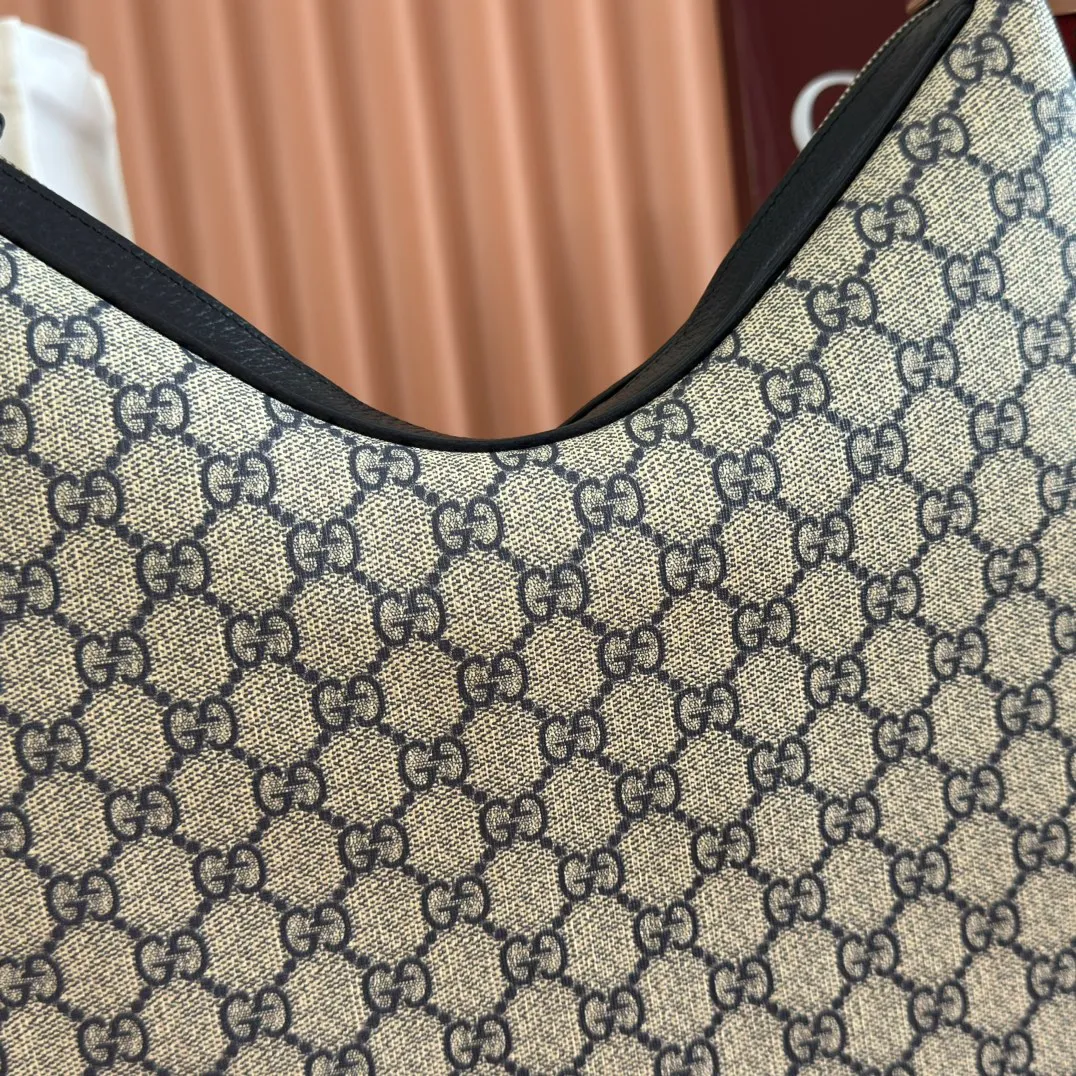 p1400. 📣📣📣【Original leather accessories🌈(equipped with full counter packaging)🔥🔥702823Gucci The Attache large shoulder bag "Gucci March of Love" is a new interpretation of the brand's archive elements, paying tribute to the enduring charm of Hollywood. This accessory features a recognizable crescent shape, and the G hook buckle adds a unique design aesthetic. The classic accessories are combined with soft materials to express retro charm. This large shoulder bag is made of beige and blue GG Supreme canvas, decorated with red and blue webbing. Hide details Beige and blue GG Supreme canvas with red and blue webbing. Gold-tone hardware Cotton and linen lining Additional leather shoulder strap Interior: 1 zipped pocket Removable webbing shoulder strap (50cm high) G-hook fastening with zip 35cm (W) x 32cm (H) x 6cm (D) Made in Italy