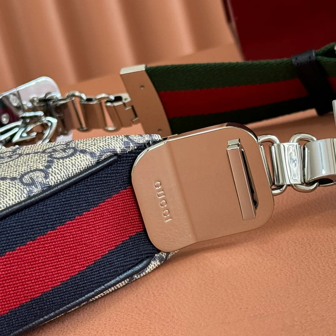 p1400. 📣📣📣【Original leather accessories🌈(equipped with full counter packaging)🔥🔥702823Gucci The Attache large shoulder bag "Gucci March of Love" is a new interpretation of the brand's archive elements, paying tribute to the enduring charm of Hollywood. This accessory features a recognizable crescent shape, and the G hook buckle adds a unique design aesthetic. The classic accessories are combined with soft materials to express retro charm. This large shoulder bag is made of beige and blue GG Supreme canvas, decorated with red and blue webbing. Hide details Beige and blue GG Supreme canvas with red and blue webbing. Gold-tone hardware Cotton and linen lining Additional leather shoulder strap Interior: 1 zipped pocket Removable webbing shoulder strap (50cm high) G-hook fastening with zip 35cm (W) x 32cm (H) x 6cm (D) Made in Italy