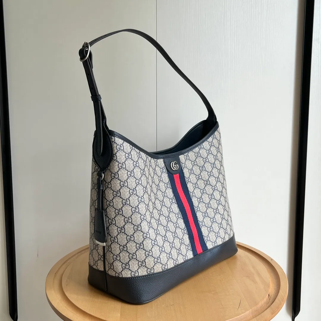 Actual shot #💰300 Model 781392 Large Size 34/32/17cm Gucci Ophidia hobo underarm bag Today’s aura is given by hobo! ! ! This bag really blends into daily life, casual and fashionable. The bag has a large capacity but is light and compact, which can be very suitable for daily outings. The shoulder straps are longer than ordinary armpit bags and can be adjusted. I fell in love at first sight and can be used fashionably at the same time!