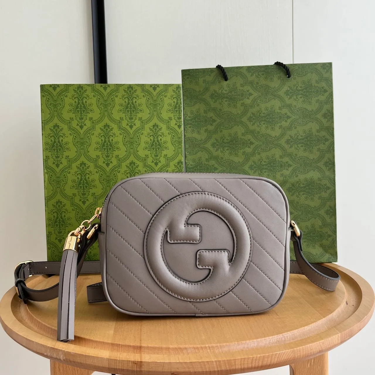 Actual shot 💰260 𝐆𝐮𝐜𝐜𝐢 𝐁𝐥𝐨𝐧𝐝𝐢𝐞Camera bag Model: 742360 first-layer cowhide Size: 21*15.5*5.5cm The new upgraded style is more attractive! The capacity is adequate ~ the shoulder straps are adjustable