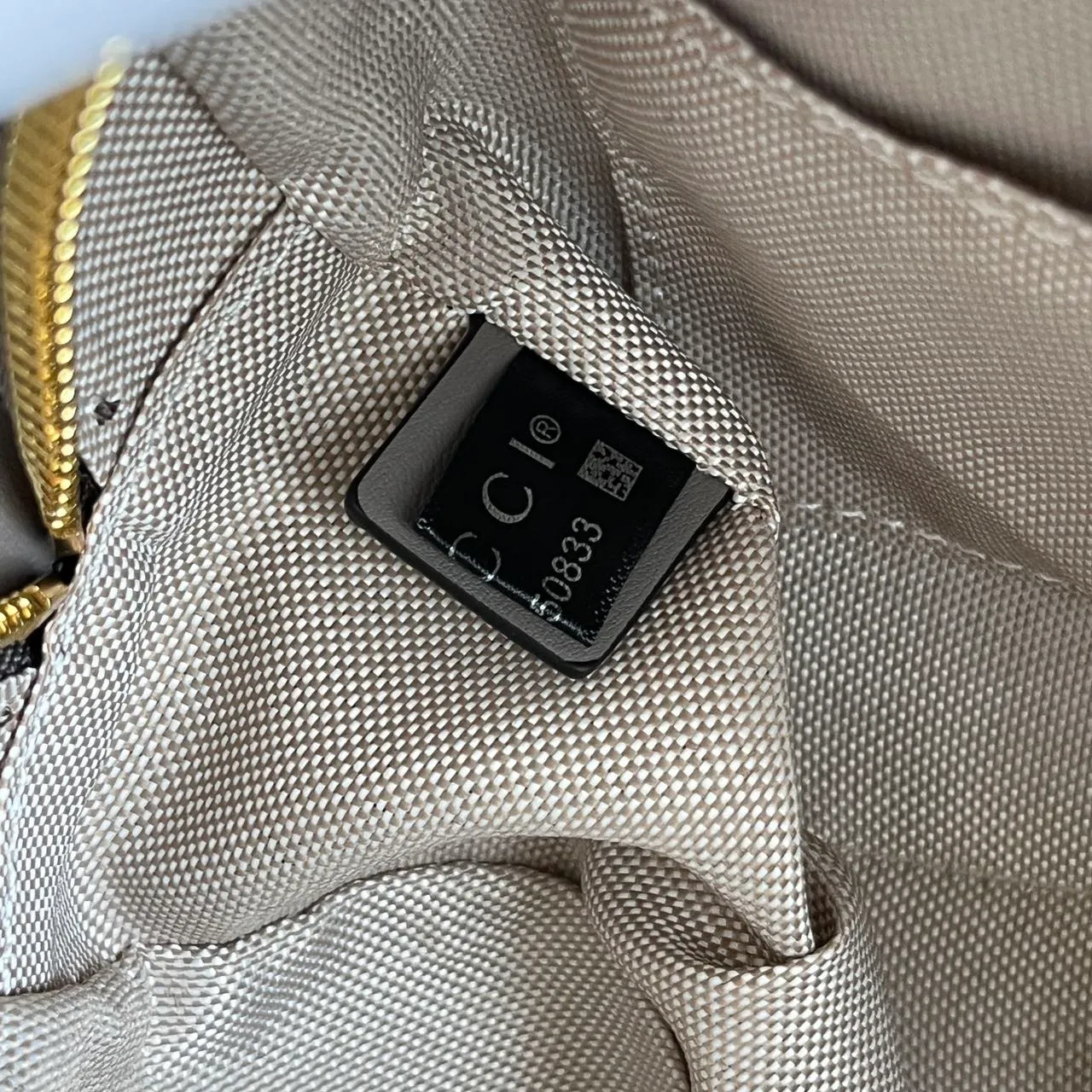 Actual shot 💰260 𝐆𝐮𝐜𝐜𝐢 𝐁𝐥𝐨𝐧𝐝𝐢𝐞Camera bag Model: 742360 first-layer cowhide Size: 21*15.5*5.5cm The new upgraded style is more attractive! The capacity is adequate ~ the shoulder straps are adjustable
