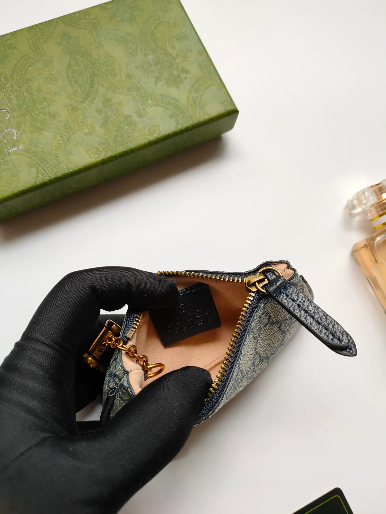 💰130💰 Brand new small coin purse~The lipstick bag is made of Gucci special canvas PVC, with exquisite original factory bronze double G hardware and flexible and unique hook buckles. It is small and exquisite, but has great effect. Model: 671722, size: 12.5x7x1.5cm