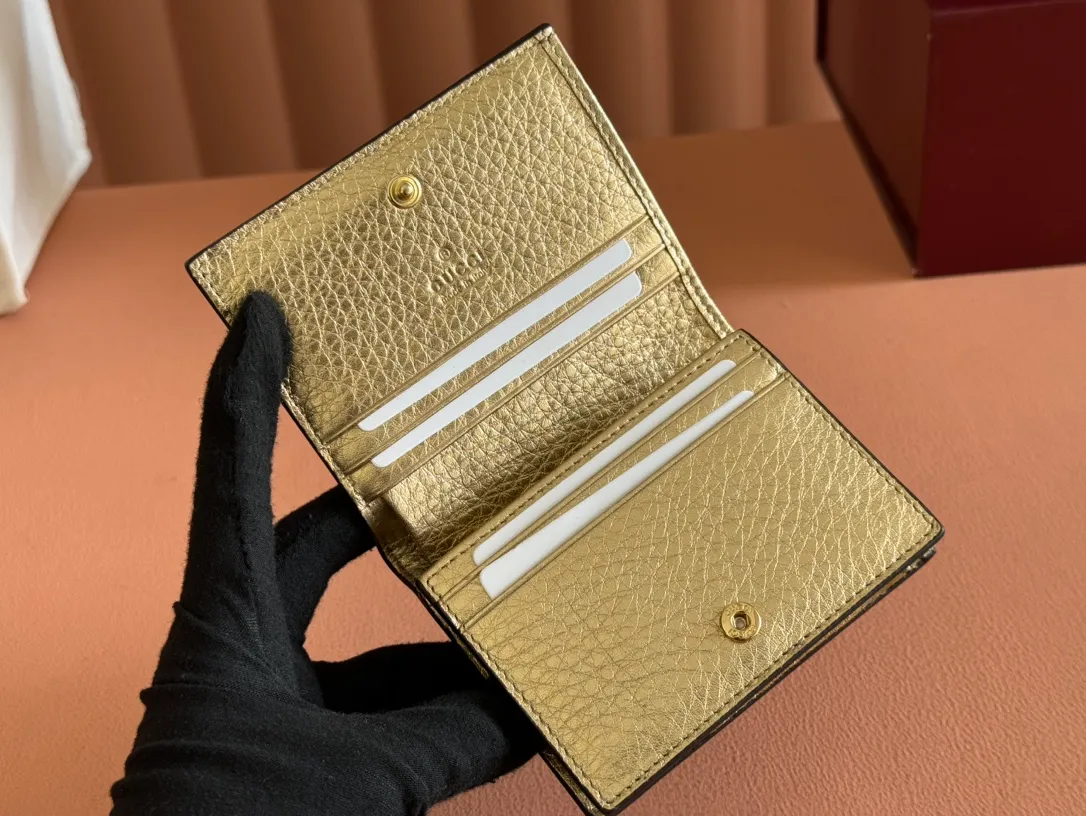 p400. 💋💋💋【Original leather accessories🌈(Cdfmall Sanya Duty Free Store Handbag)🔥🔥Have you got this addictive beautiful bag? GG Marmont series, ‼️elegant and exquisite design has captured the hearts of many girls! It is also a must-have versatile item for global experts! Super awesome! Model: 658610. Size: 11*8, 2.5cm.