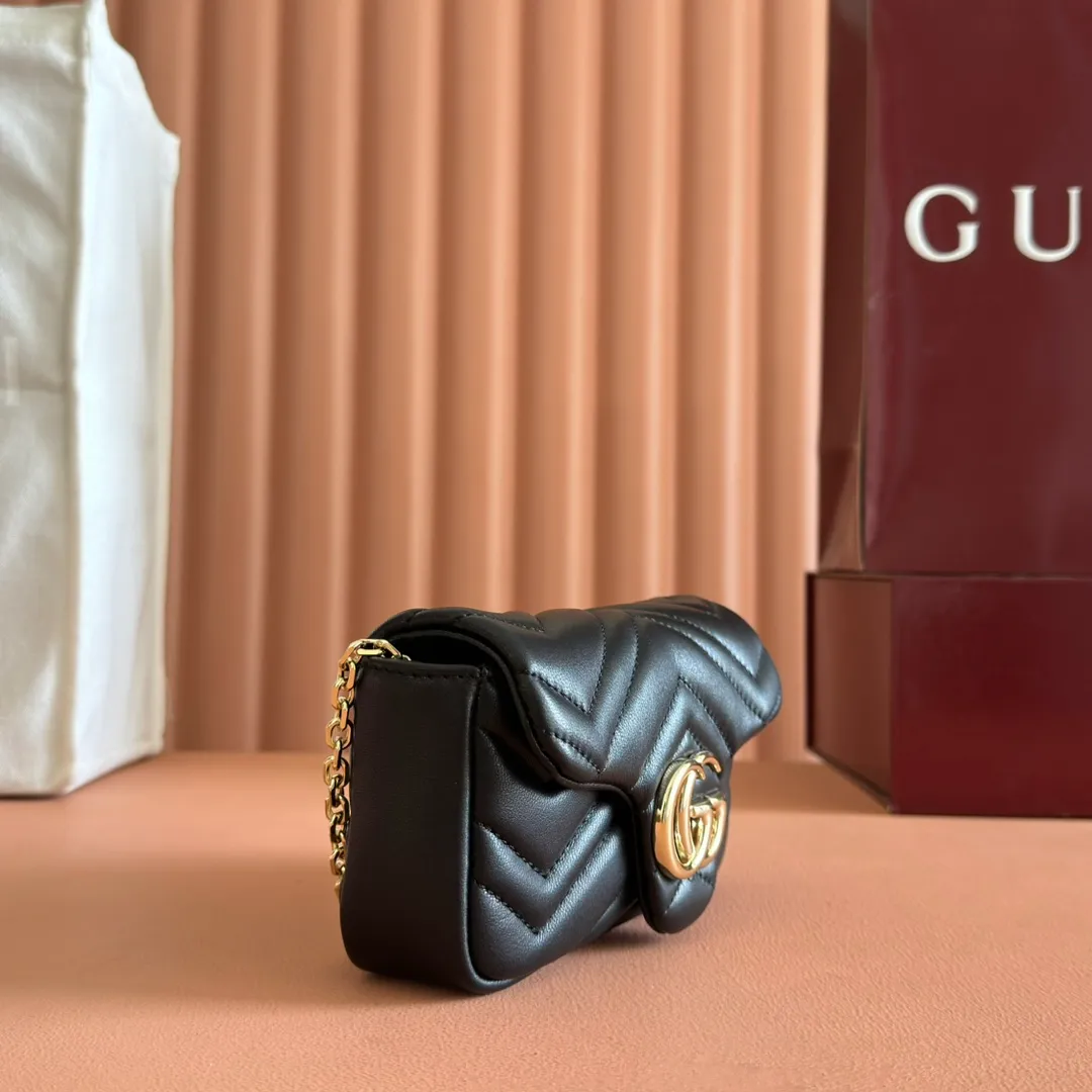 p900💋💋💋【Original leather configuration counter complete package】The brand's iconic GG Marmont series is ingeniously integrated with double G-shaped accessories and faceted chain straps, and soft leather is selected to create a soft-lined bag shape. This mini bag is embellished with the brand's archive logo, which debuted in the 1970s. Black V-shaped Matelassé sheepskin. Silver-tone hardware. Silver-tone hardware. Double G. Chain shoulder strap (60 cm high). Magnetic snap closure. Weight: approx. 0.35 kg. Ident number: 841290. Dimensions: 16.5cm (width) x 9.5cm (height) x 4.5cm (depth) Color: black full leather/original leather. Made in Italy