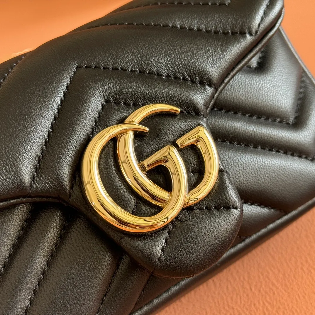 p900💋💋💋【Original leather configuration counter complete package】The brand's iconic GG Marmont series is ingeniously integrated with double G-shaped accessories and faceted chain straps, and soft leather is selected to create a soft-lined bag shape. This mini bag is embellished with the brand's archive logo, which debuted in the 1970s. Black V-shaped Matelassé sheepskin. Silver-tone hardware. Silver-tone hardware. Double G. Chain shoulder strap (60 cm high). Magnetic snap closure. Weight: approx. 0.35 kg. Ident number: 841290. Dimensions: 16.5cm (width) x 9.5cm (height) x 4.5cm (depth) Color: black full leather/original leather. Made in Italy
