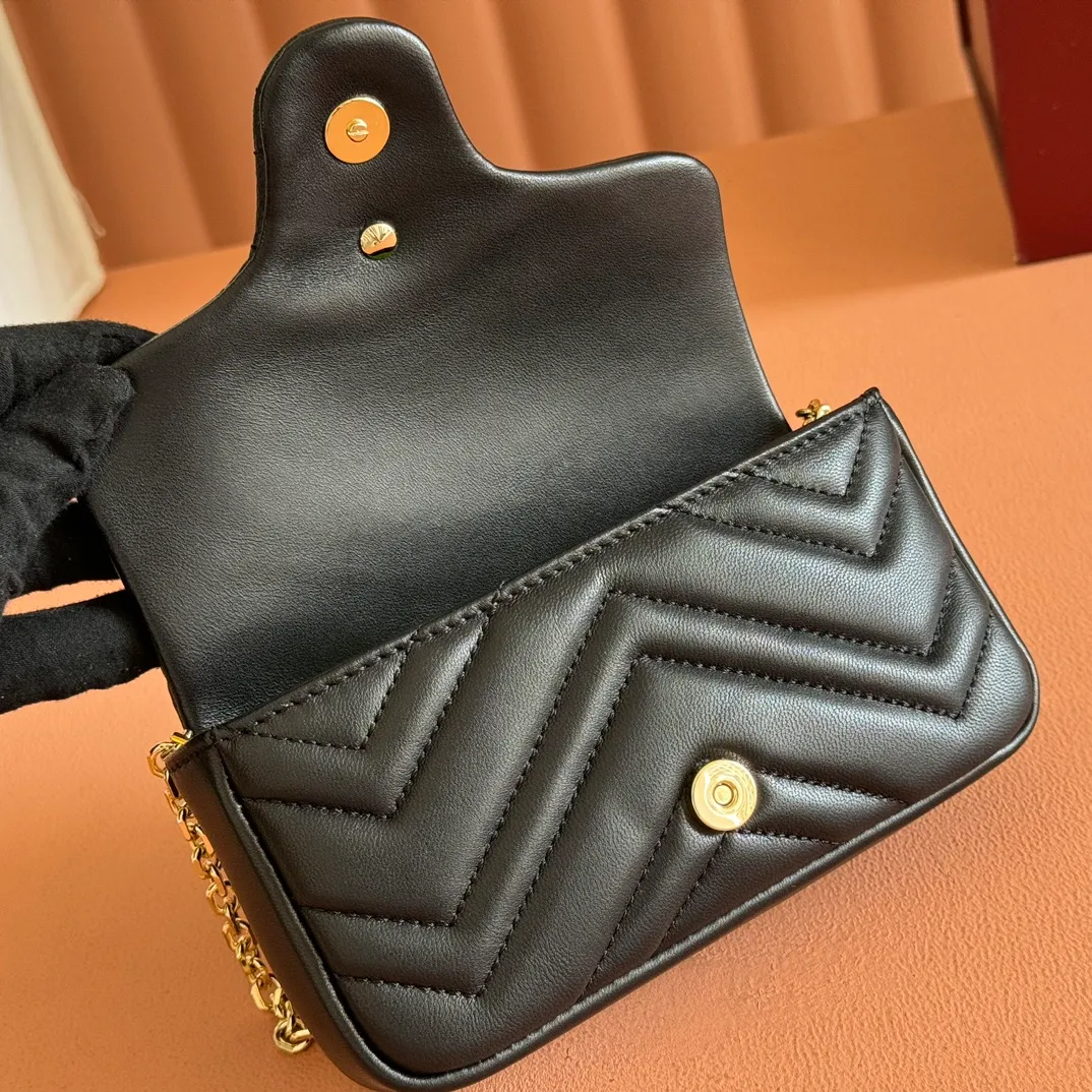 p900💋💋💋【Original leather configuration counter complete package】The brand's iconic GG Marmont series is ingeniously integrated with double G-shaped accessories and faceted chain straps, and soft leather is selected to create a soft-lined bag shape. This mini bag is embellished with the brand's archive logo, which debuted in the 1970s. Black V-shaped Matelassé sheepskin. Silver-tone hardware. Silver-tone hardware. Double G. Chain shoulder strap (60 cm high). Magnetic snap closure. Weight: approx. 0.35 kg. Ident number: 841290. Dimensions: 16.5cm (width) x 9.5cm (height) x 4.5cm (depth) Color: black full leather/original leather. Made in Italy