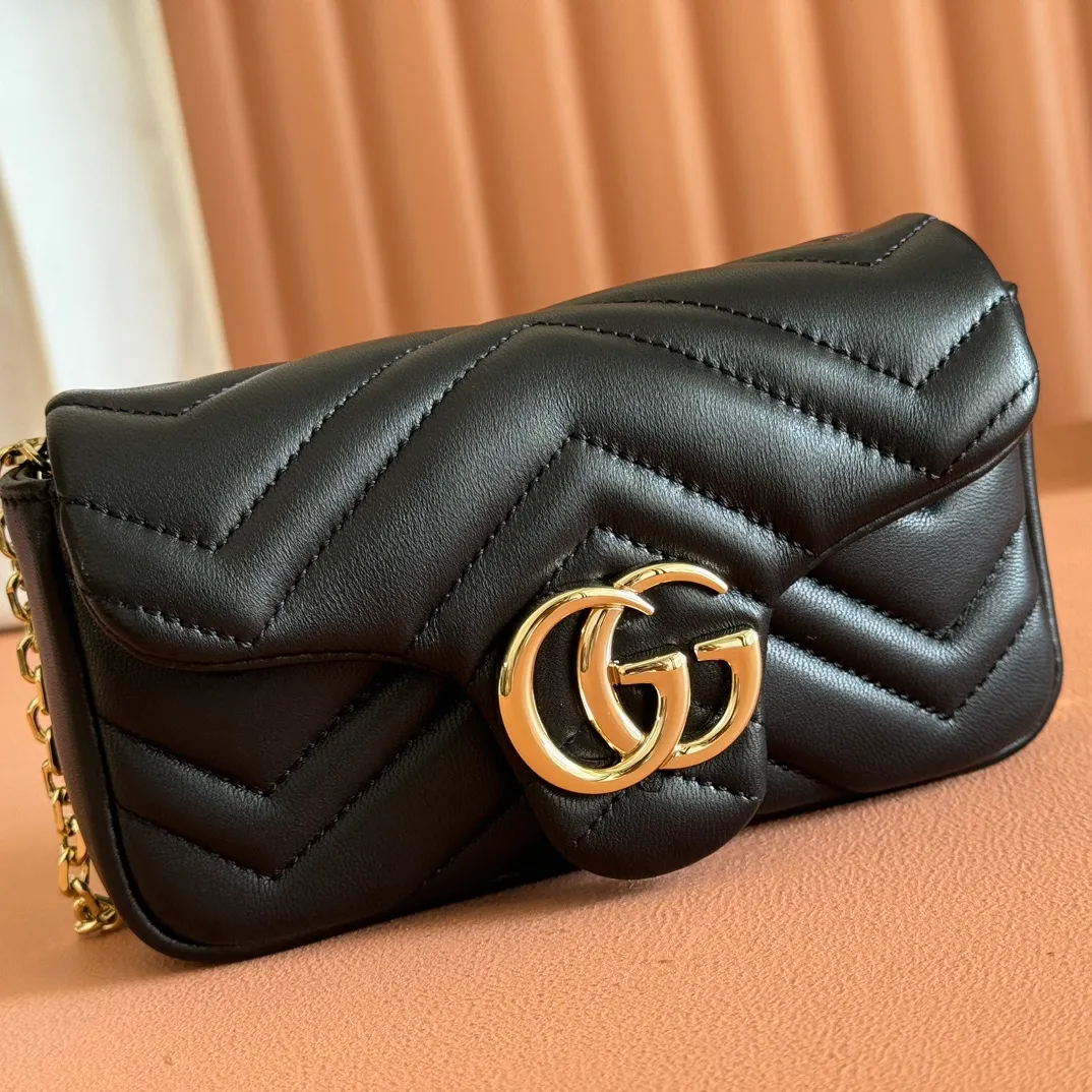 p900💋💋💋【Original leather configuration counter complete package】The brand's iconic GG Marmont series is ingeniously integrated with double G-shaped accessories and faceted chain straps, and soft leather is selected to create a soft-lined bag shape. This mini bag is embellished with the brand's archive logo, which debuted in the 1970s. Black V-shaped Matelassé sheepskin. Silver-tone hardware. Silver-tone hardware. Double G. Chain shoulder strap (60 cm high). Magnetic snap closure. Weight: approx. 0.35 kg. Ident number: 841290. Dimensions: 16.5cm (width) x 9.5cm (height) x 4.5cm (depth) Color: black full leather/original leather. Made in Italy