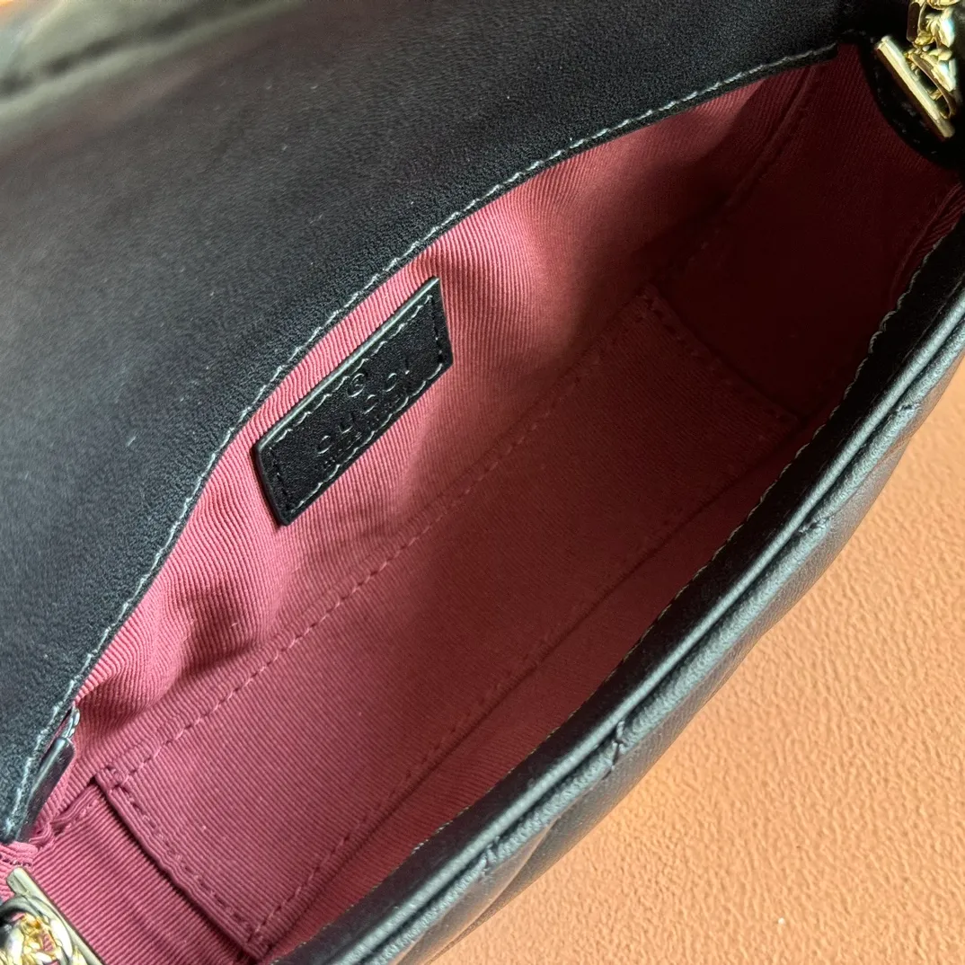p900💋💋💋【Original leather configuration counter complete package】The brand's iconic GG Marmont series is ingeniously integrated with double G-shaped accessories and faceted chain straps, and soft leather is selected to create a soft-lined bag shape. This mini bag is embellished with the brand's archive logo, which debuted in the 1970s. Black V-shaped Matelassé sheepskin. Silver-tone hardware. Silver-tone hardware. Double G. Chain shoulder strap (60 cm high). Magnetic snap closure. Weight: approx. 0.35 kg. Ident number: 841290. Dimensions: 16.5cm (width) x 9.5cm (height) x 4.5cm (depth) Color: black full leather/original leather. Made in Italy