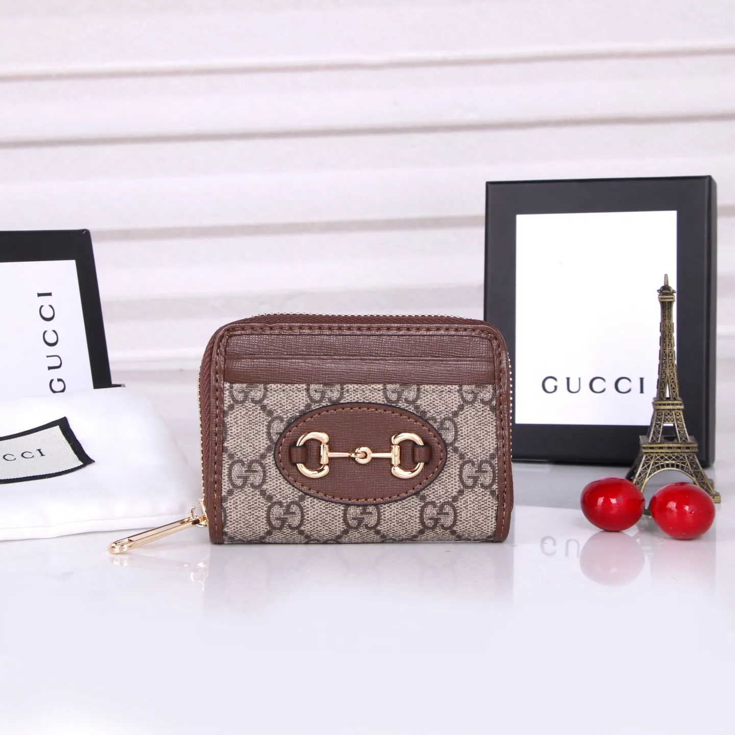 💰150 Style No. GA103 Brand: GUCCl Color: Brown White Size: 11.5*8.5*3 Description: In the 2021 spring and summer series, the Gucci 1955 horsebit card holder made of GG Supreme high-grade artificial canvas and brown leather is newly launched. This series adopts the same double-ring and long strip design as the handbags. This detail is inspired by the brand’s equestrian roots. It is one of Gucci’s classic heritage and one of the brand’s most representative symbolic elements.
