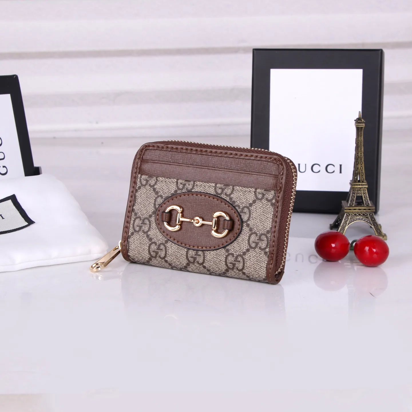 💰150 Style No. GA103 Brand: GUCCl Color: Brown White Size: 11.5*8.5*3 Description: In the 2021 spring and summer series, the Gucci 1955 horsebit card holder made of GG Supreme high-grade artificial canvas and brown leather is newly launched. This series adopts the same double-ring and long strip design as the handbags. This detail is inspired by the brand’s equestrian roots. It is one of Gucci’s classic heritage and one of the brand’s most representative symbolic elements.