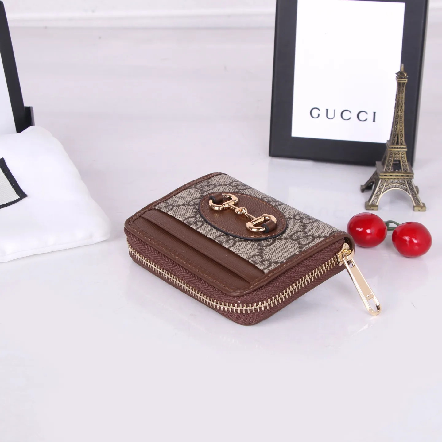 💰150 Style No. GA103 Brand: GUCCl Color: Brown White Size: 11.5*8.5*3 Description: In the 2021 spring and summer series, the Gucci 1955 horsebit card holder made of GG Supreme high-grade artificial canvas and brown leather is newly launched. This series adopts the same double-ring and long strip design as the handbags. This detail is inspired by the brand’s equestrian roots. It is one of Gucci’s classic heritage and one of the brand’s most representative symbolic elements.