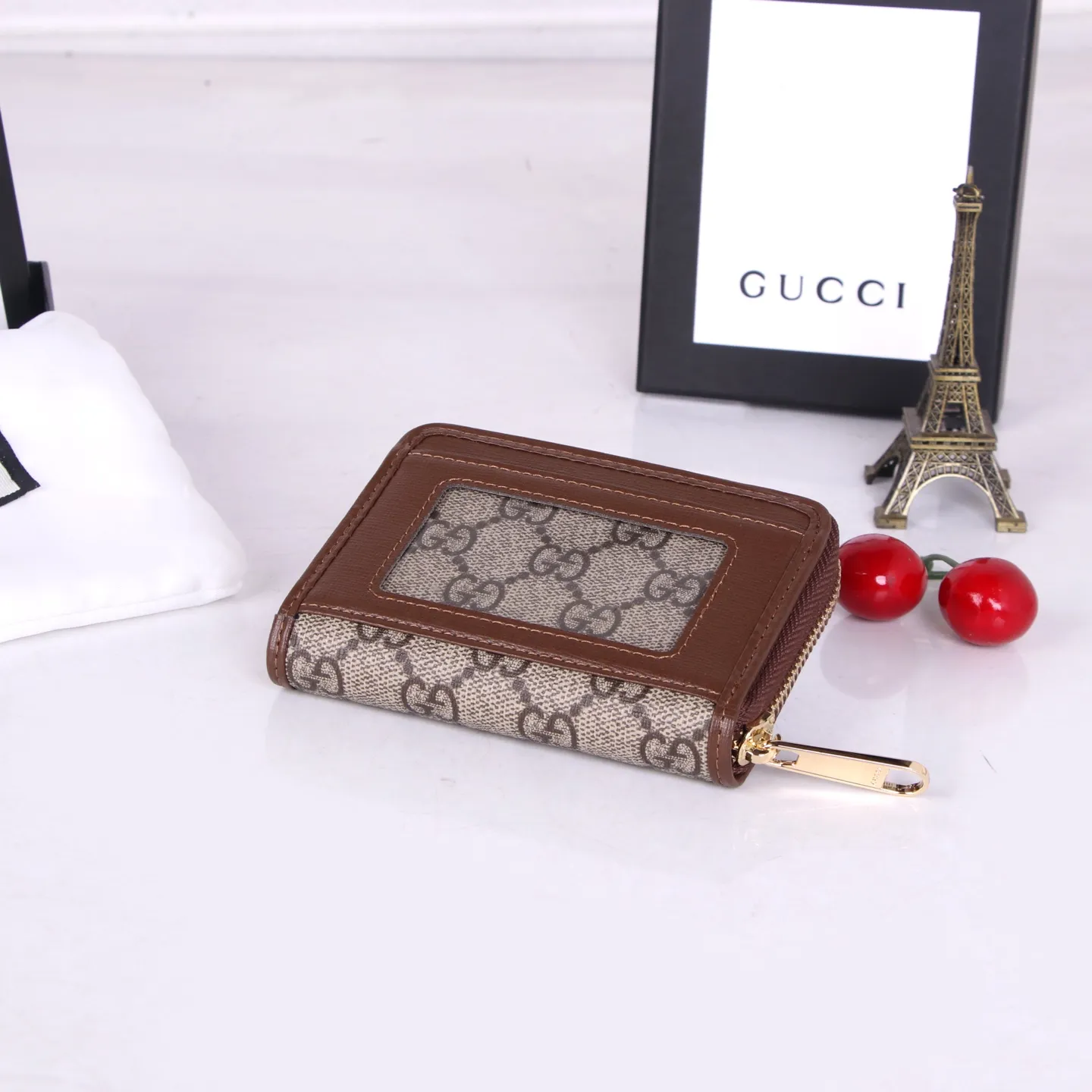 💰150 Style No. GA103 Brand: GUCCl Color: Brown White Size: 11.5*8.5*3 Description: In the 2021 spring and summer series, the Gucci 1955 horsebit card holder made of GG Supreme high-grade artificial canvas and brown leather is newly launched. This series adopts the same double-ring and long strip design as the handbags. This detail is inspired by the brand’s equestrian roots. It is one of Gucci’s classic heritage and one of the brand’s most representative symbolic elements.