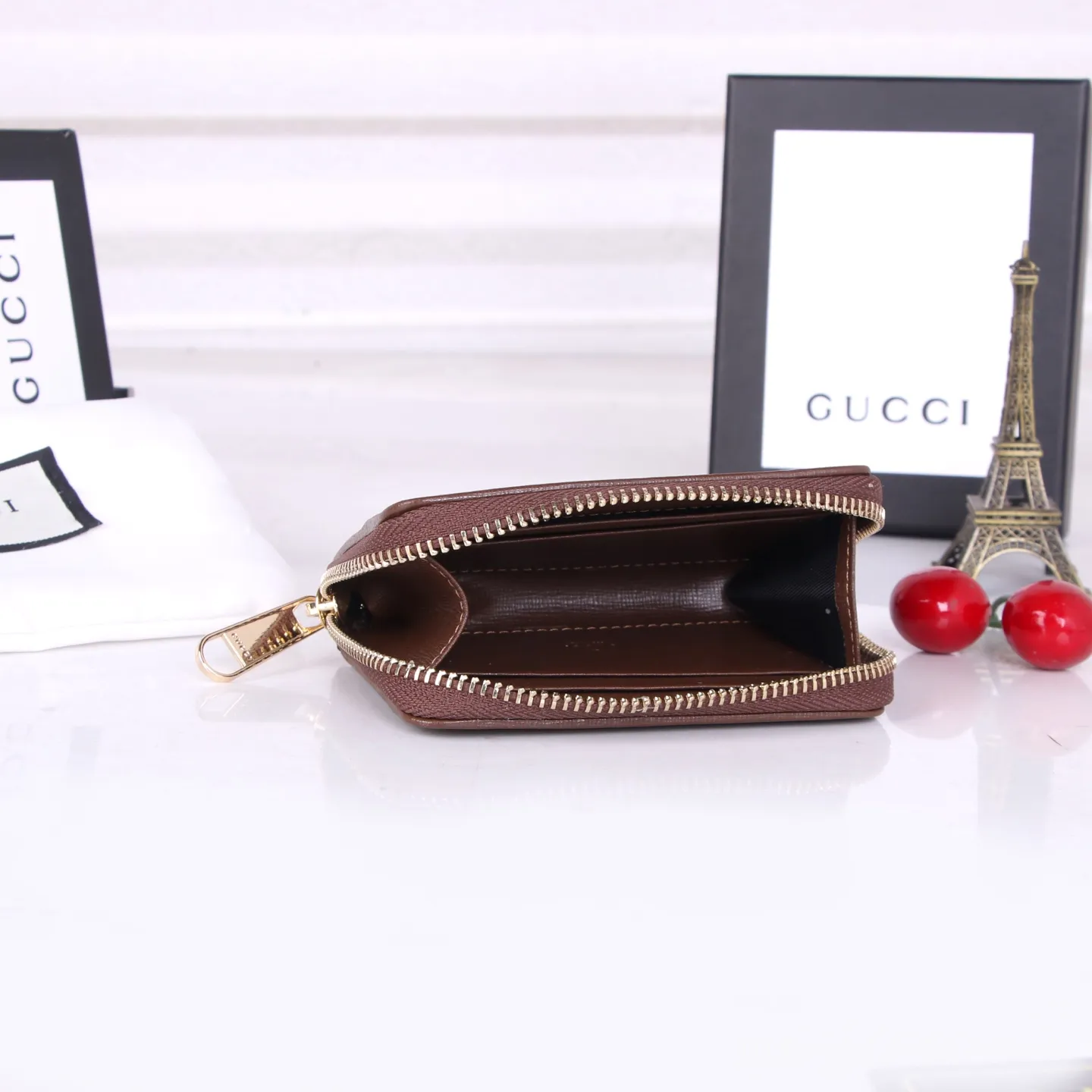 💰150 Style No. GA103 Brand: GUCCl Color: Brown White Size: 11.5*8.5*3 Description: In the 2021 spring and summer series, the Gucci 1955 horsebit card holder made of GG Supreme high-grade artificial canvas and brown leather is newly launched. This series adopts the same double-ring and long strip design as the handbags. This detail is inspired by the brand’s equestrian roots. It is one of Gucci’s classic heritage and one of the brand’s most representative symbolic elements.