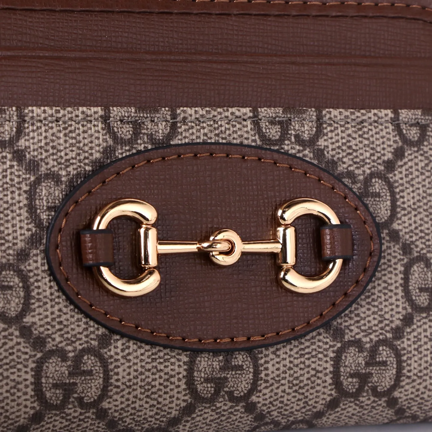 💰150 Style No. GA103 Brand: GUCCl Color: Brown White Size: 11.5*8.5*3 Description: In the 2021 spring and summer series, the Gucci 1955 horsebit card holder made of GG Supreme high-grade artificial canvas and brown leather is newly launched. This series adopts the same double-ring and long strip design as the handbags. This detail is inspired by the brand’s equestrian roots. It is one of Gucci’s classic heritage and one of the brand’s most representative symbolic elements.