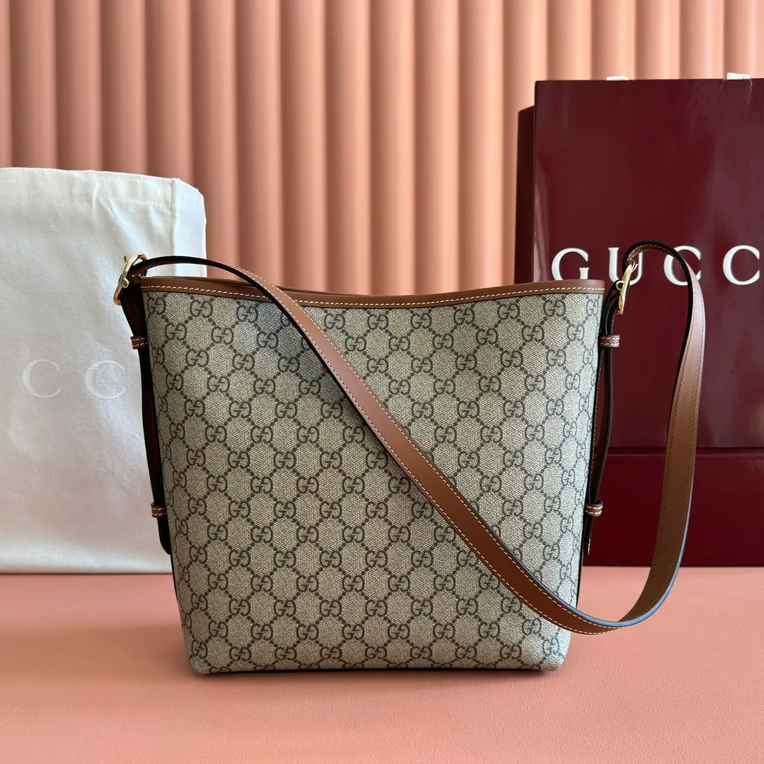 p1060. 💋💋💋【With full set of original counter packaging】💕The GG Emblem series reinterprets the brand's timeless elegance and exquisite craftsmanship. This shoulder bag is made of coated fabric with the iconic GG monogram pattern and matched with a webbing cotton lining, showing off its exquisite charm. Beige and dark brown GG monogram coated fabric Brown leather trim Light gold tone hardware Webbing cotton lining Interior: Zip pocket Leather shoulder strap: Height: 30 cm - 47 cm; Length: 115 cm Zip closure Ident.: 848881. Dimensions: 24cm (width) x 26cm (height) x 10cm (depth) Weight: approx. 0.55kg Color: Brown/PVC. Made in Italy