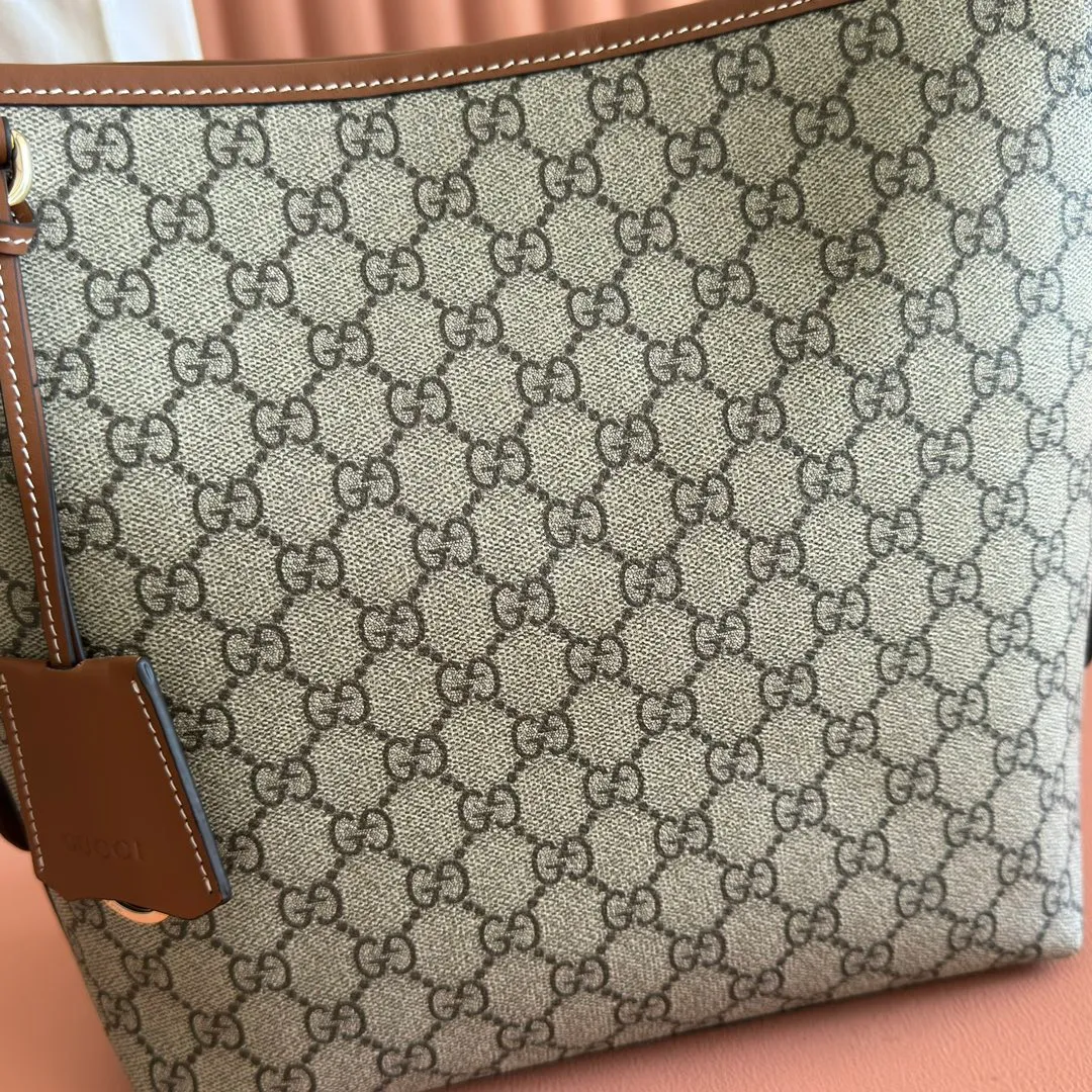p1060. 💋💋💋【With full set of original counter packaging】💕The GG Emblem series reinterprets the brand's timeless elegance and exquisite craftsmanship. This shoulder bag is made of coated fabric with the iconic GG monogram pattern and matched with a webbing cotton lining, showing off its exquisite charm. Beige and dark brown GG monogram coated fabric Brown leather trim Light gold tone hardware Webbing cotton lining Interior: Zip pocket Leather shoulder strap: Height: 30 cm - 47 cm; Length: 115 cm Zip closure Ident.: 848881. Dimensions: 24cm (width) x 26cm (height) x 10cm (depth) Weight: approx. 0.55kg Color: Brown/PVC. Made in Italy