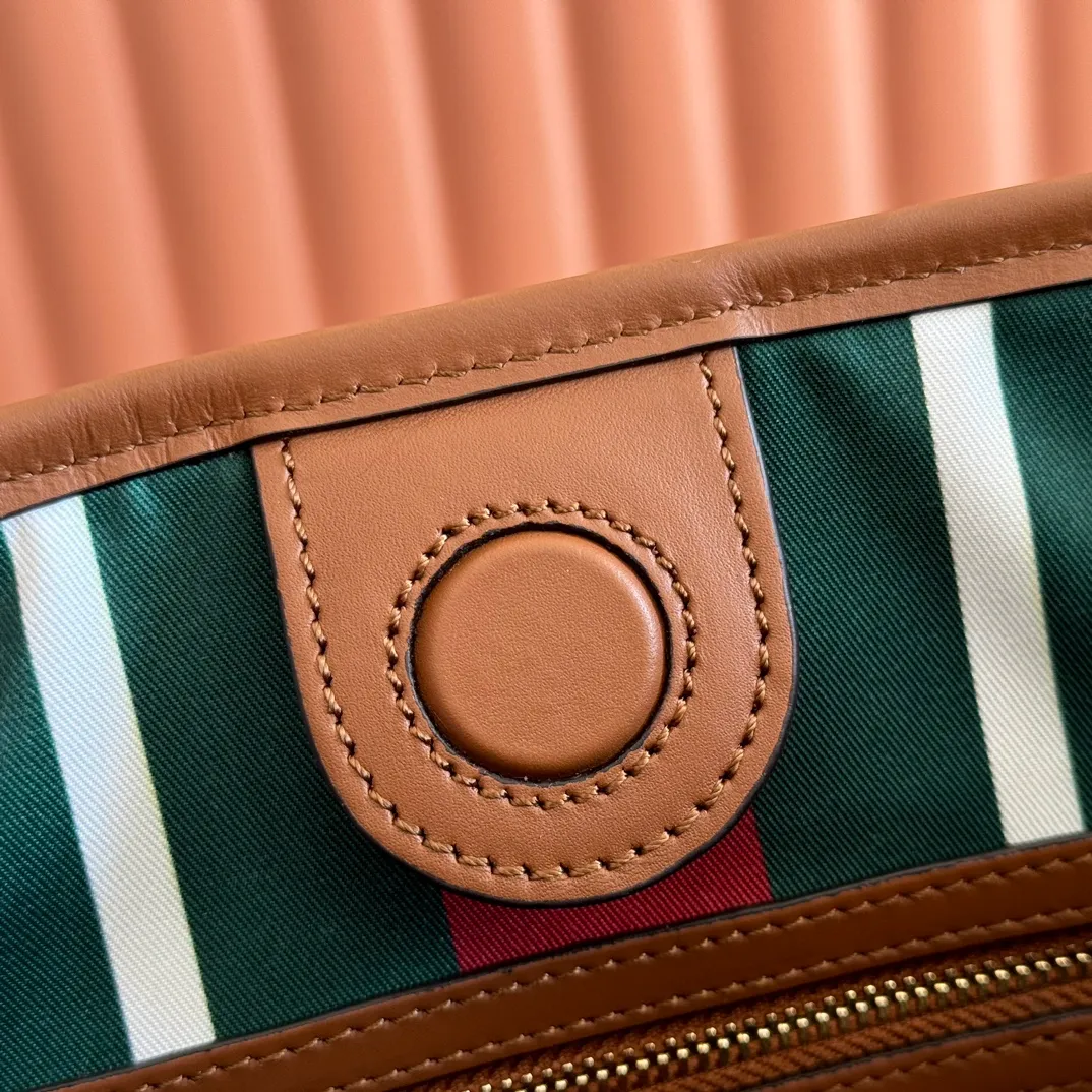 p1060. 💋💋💋【With full set of original counter packaging】💕The GG Emblem series reinterprets the brand's timeless elegance and exquisite craftsmanship. This shoulder bag is made of coated fabric with the iconic GG monogram pattern and matched with a webbing cotton lining, showing off its exquisite charm. Beige and dark brown GG monogram coated fabric Brown leather trim Light gold tone hardware Webbing cotton lining Interior: Zip pocket Leather shoulder strap: Height: 30 cm - 47 cm; Length: 115 cm Zip closure Ident.: 848881. Dimensions: 24cm (width) x 26cm (height) x 10cm (depth) Weight: approx. 0.55kg Color: Brown/PVC. Made in Italy
