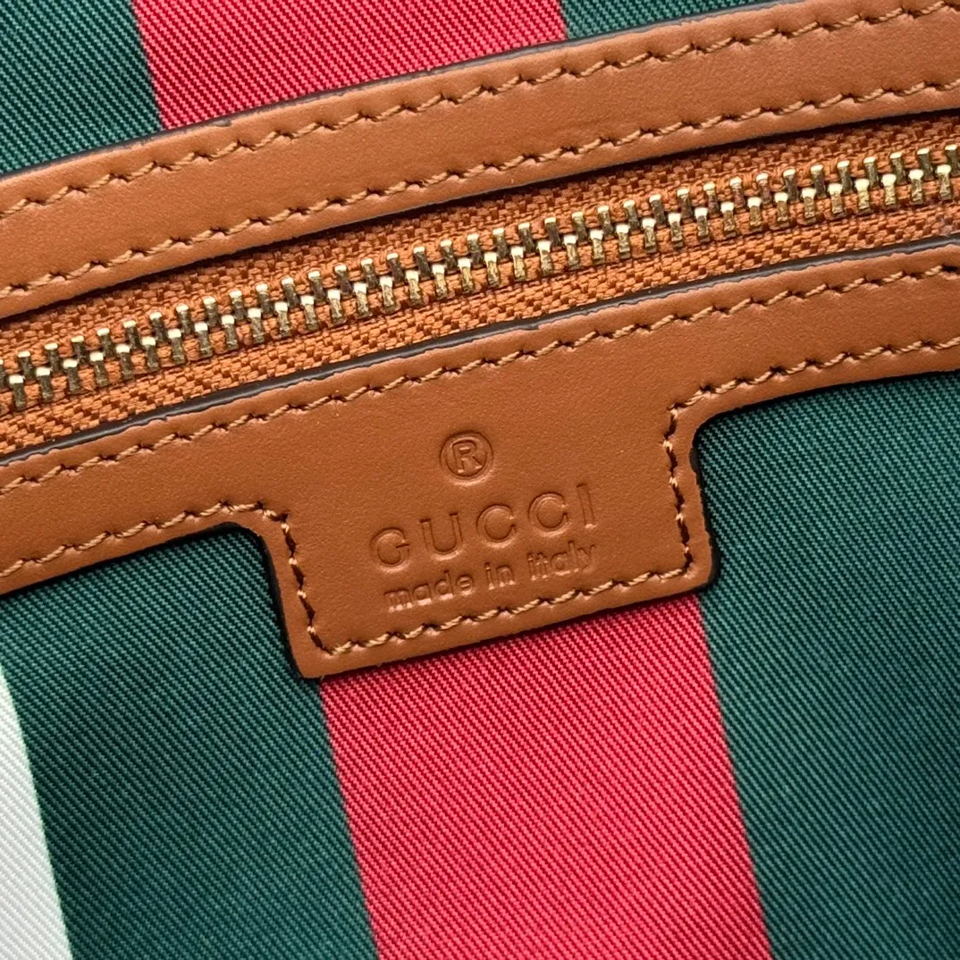 p1060. 💋💋💋【With full set of original counter packaging】💕The GG Emblem series reinterprets the brand's timeless elegance and exquisite craftsmanship. This shoulder bag is made of coated fabric with the iconic GG monogram pattern and matched with a webbing cotton lining, showing off its exquisite charm. Beige and dark brown GG monogram coated fabric Brown leather trim Light gold tone hardware Webbing cotton lining Interior: Zip pocket Leather shoulder strap: Height: 30 cm - 47 cm; Length: 115 cm Zip closure Ident.: 848881. Dimensions: 24cm (width) x 26cm (height) x 10cm (depth) Weight: approx. 0.55kg Color: Brown/PVC. Made in Italy