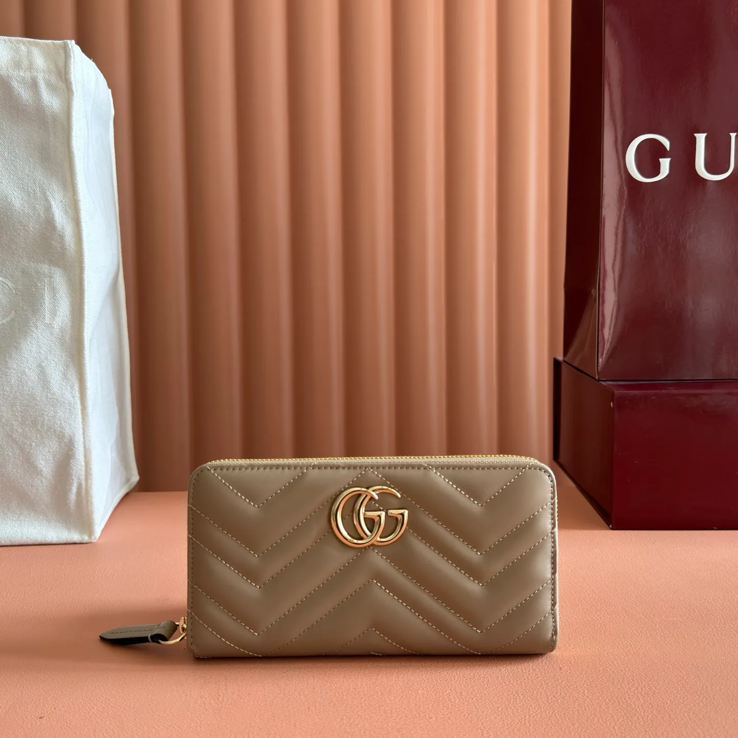 p480. 📣📣📣【Original leather with 🌈Full package】🔥🔥 GG Marmont series full zipper wallet. The GG Marmont leather wallet is made of quilted leather with a V-shaped pattern and the GG logo on the back. Rose beige chevron quilted leather, GG logo on the back, Double G in antique pink hardware, 12 card compartments and 3 bill compartments, zipped coin pocket, full zip closure. Model: 443123. Dimensions: 19 (width) x 10.5 (height) x 2cm (depth) Color: Milk tea light gold/original leather. Made in Italy