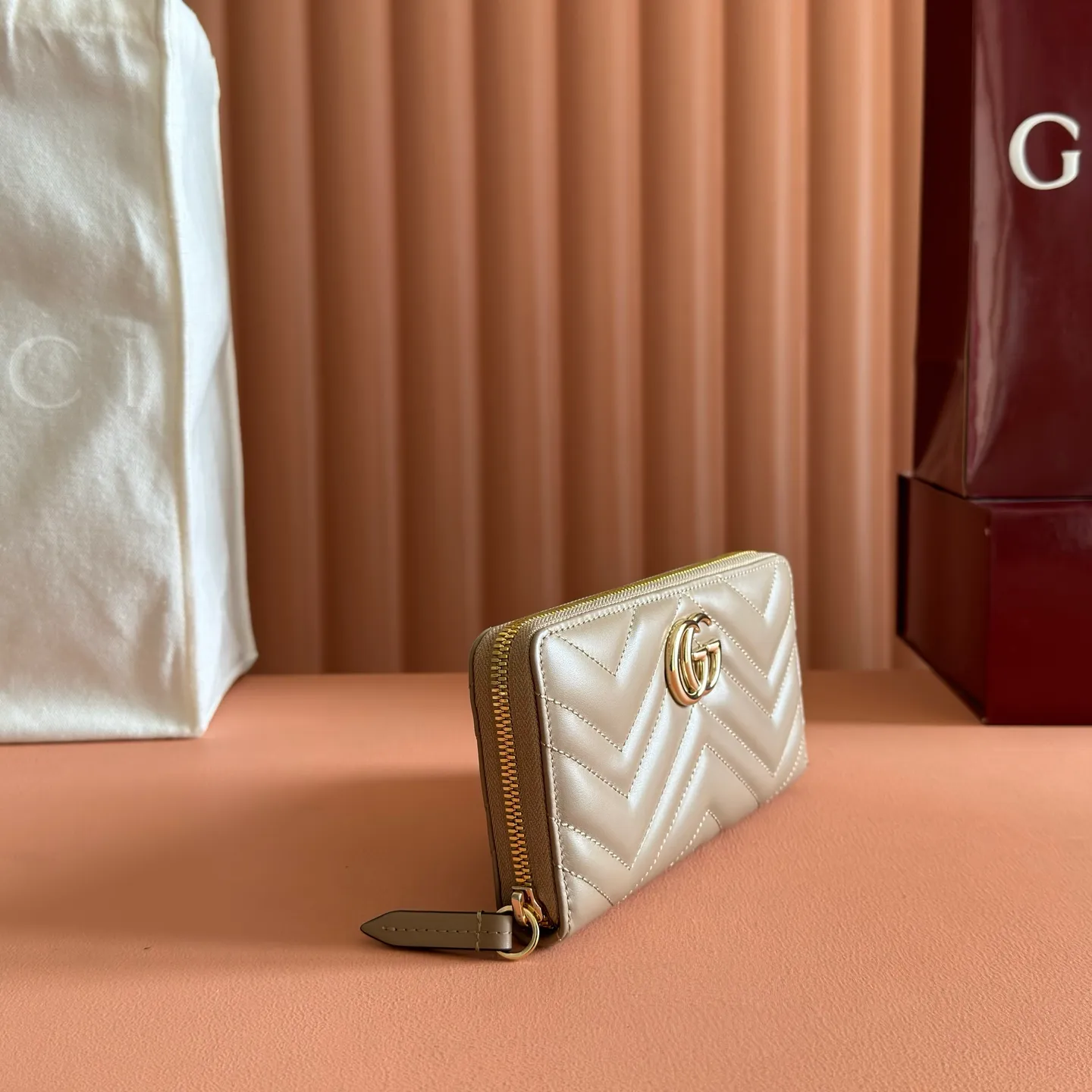 p480. 📣📣📣【Original leather with 🌈Full package】🔥🔥 GG Marmont series full zipper wallet. The GG Marmont leather wallet is made of quilted leather with a V-shaped pattern and the GG logo on the back. Rose beige chevron quilted leather, GG logo on the back, Double G in antique pink hardware, 12 card compartments and 3 bill compartments, zipped coin pocket, full zip closure. Model: 443123. Dimensions: 19 (width) x 10.5 (height) x 2cm (depth) Color: Milk tea light gold/original leather. Made in Italy