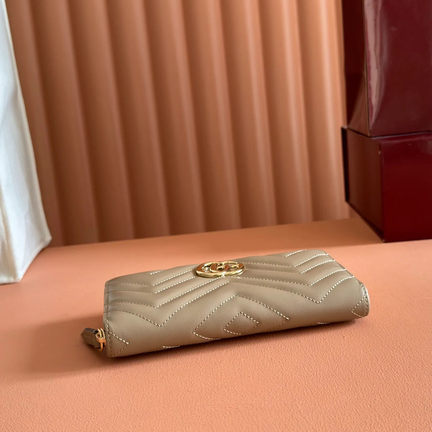 p480. 📣📣📣【Original leather with 🌈Full package】🔥🔥 GG Marmont series full zipper wallet. The GG Marmont leather wallet is made of quilted leather with a V-shaped pattern and the GG logo on the back. Rose beige chevron quilted leather, GG logo on the back, Double G in antique pink hardware, 12 card compartments and 3 bill compartments, zipped coin pocket, full zip closure. Model: 443123. Dimensions: 19 (width) x 10.5 (height) x 2cm (depth) Color: Milk tea light gold/original leather. Made in Italy