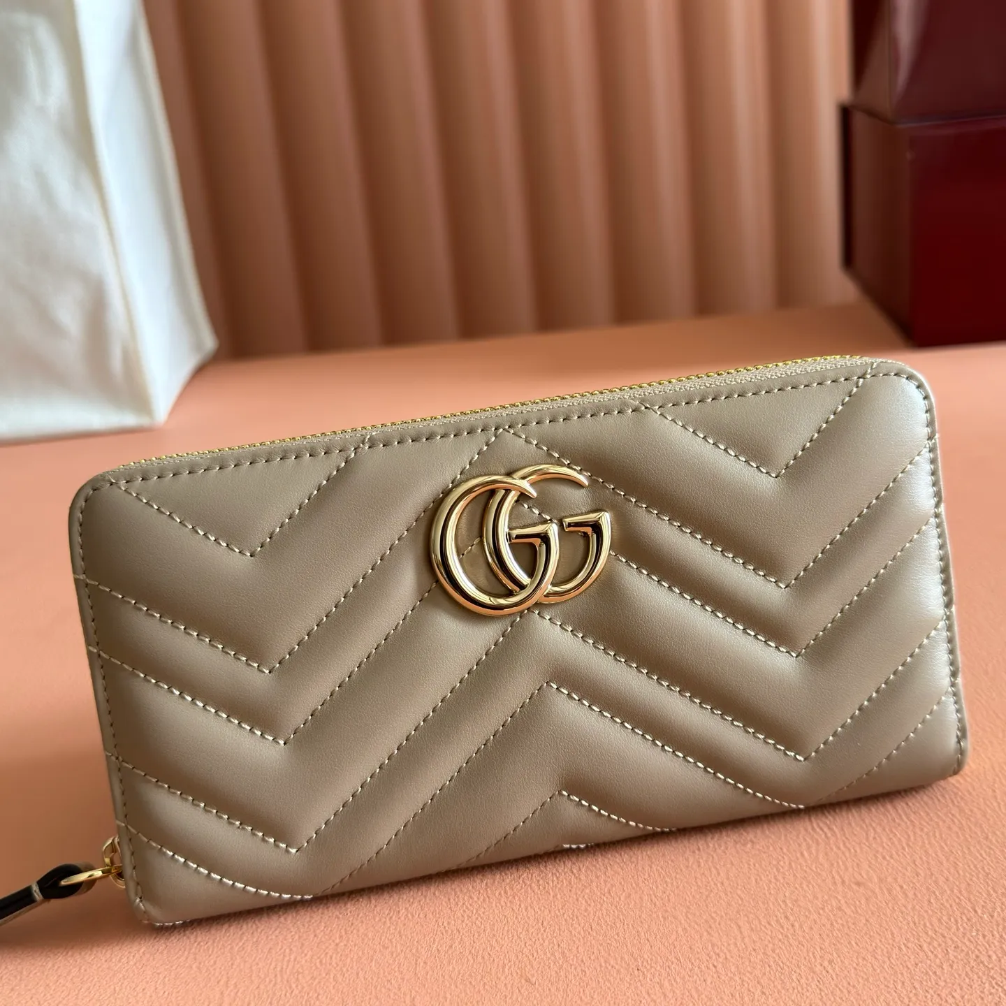 p480. 📣📣📣【Original leather with 🌈Full package】🔥🔥 GG Marmont series full zipper wallet. The GG Marmont leather wallet is made of quilted leather with a V-shaped pattern and the GG logo on the back. Rose beige chevron quilted leather, GG logo on the back, Double G in antique pink hardware, 12 card compartments and 3 bill compartments, zipped coin pocket, full zip closure. Model: 443123. Dimensions: 19 (width) x 10.5 (height) x 2cm (depth) Color: Milk tea light gold/original leather. Made in Italy