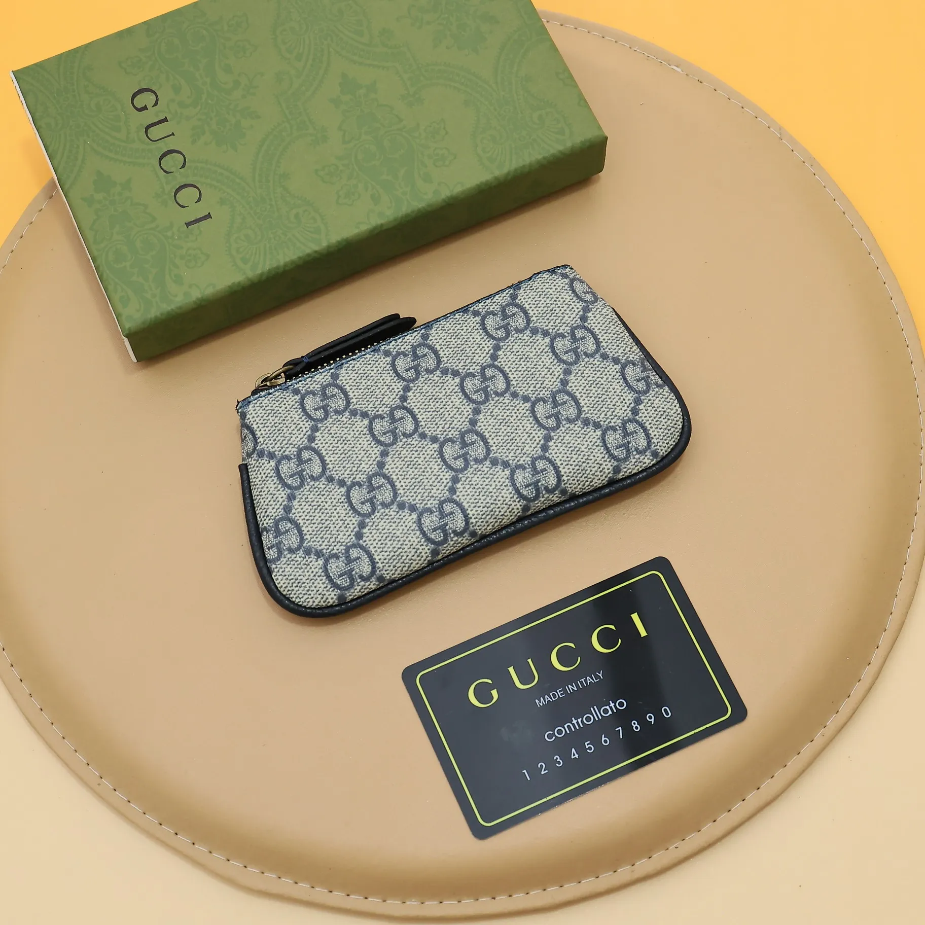 ￥140 GUCCI’s new small coin purse ~ lipstick bag🧃🧃 is made of imported calfskin with embroidered wavy pattern, 🧃🧃 matched with exquisite original factory bronze double G hardware 🧃🧃, flexible and unique hook buckle, small and exquisite, great effect, model: 671722, size: 12.5x7x1.5cm Color: royal blue G letter U