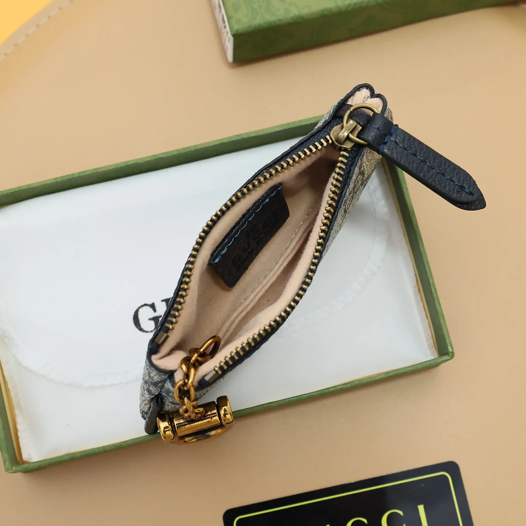 ￥140 GUCCI’s new small coin purse ~ lipstick bag🧃🧃 is made of imported calfskin with embroidered wavy pattern, 🧃🧃 matched with exquisite original factory bronze double G hardware 🧃🧃, flexible and unique hook buckle, small and exquisite, great effect, model: 671722, size: 12.5x7x1.5cm Color: royal blue G letter U