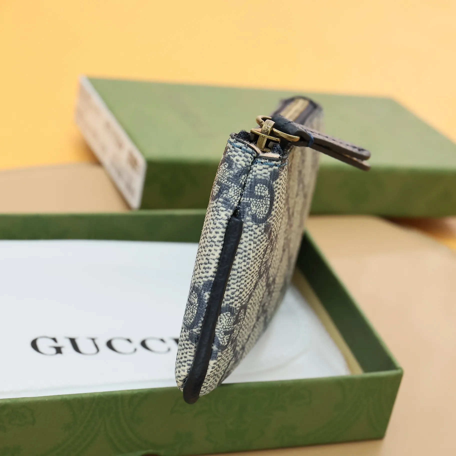 ￥140 GUCCI’s new small coin purse ~ lipstick bag🧃🧃 is made of imported calfskin with embroidered wavy pattern, 🧃🧃 matched with exquisite original factory bronze double G hardware 🧃🧃, flexible and unique hook buckle, small and exquisite, great effect, model: 671722, size: 12.5x7x1.5cm Color: royal blue G letter U