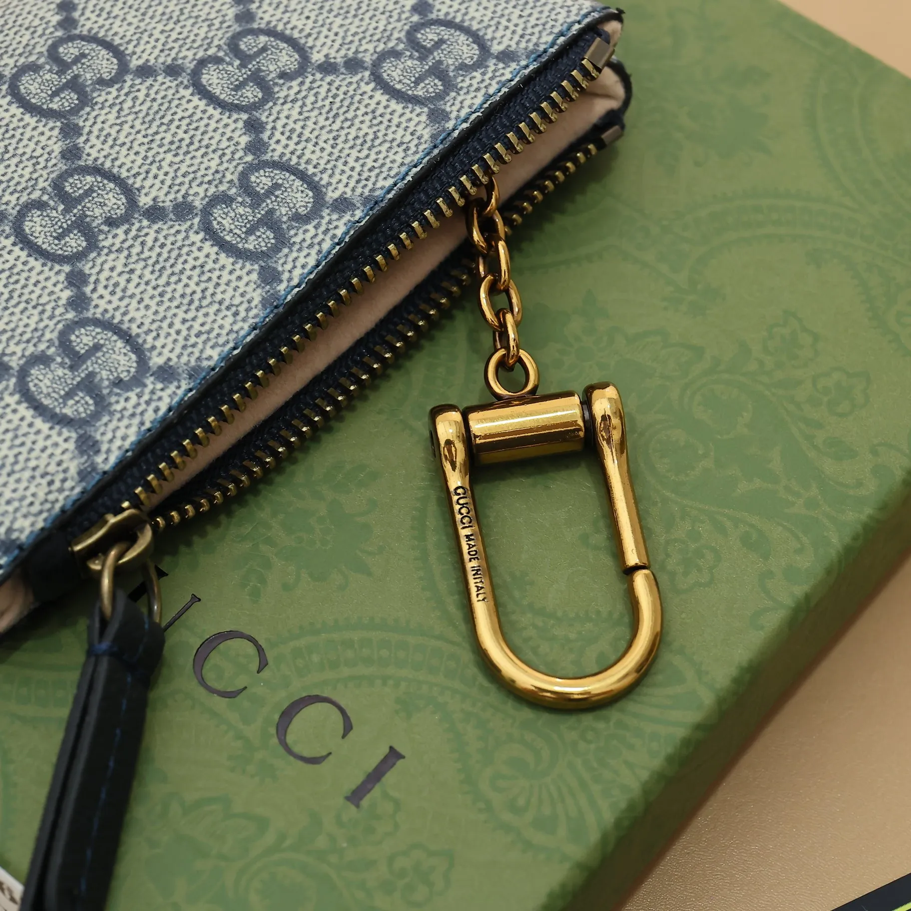 ￥140 GUCCI’s new small coin purse ~ lipstick bag🧃🧃 is made of imported calfskin with embroidered wavy pattern, 🧃🧃 matched with exquisite original factory bronze double G hardware 🧃🧃, flexible and unique hook buckle, small and exquisite, great effect, model: 671722, size: 12.5x7x1.5cm Color: royal blue G letter U