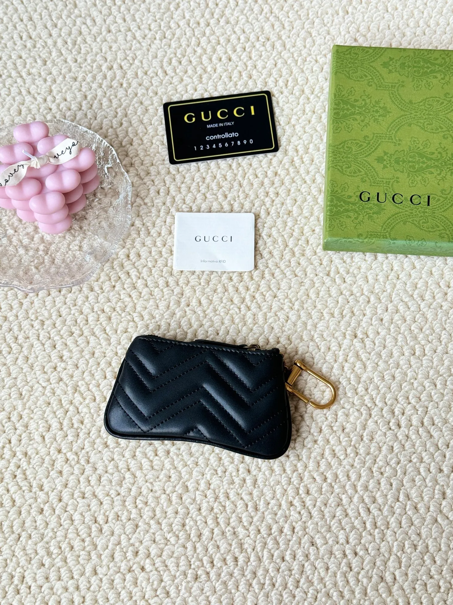 💰140GUCCI’s new small coin purse is made of calf leather with embroidered wavy pattern, and is matched with exquisite original factory bronze double G hardware and flexible and unique hook buckles. It is small and exquisite, but has great effect. Model: 671773 Size: 12.5x7x1.5cm