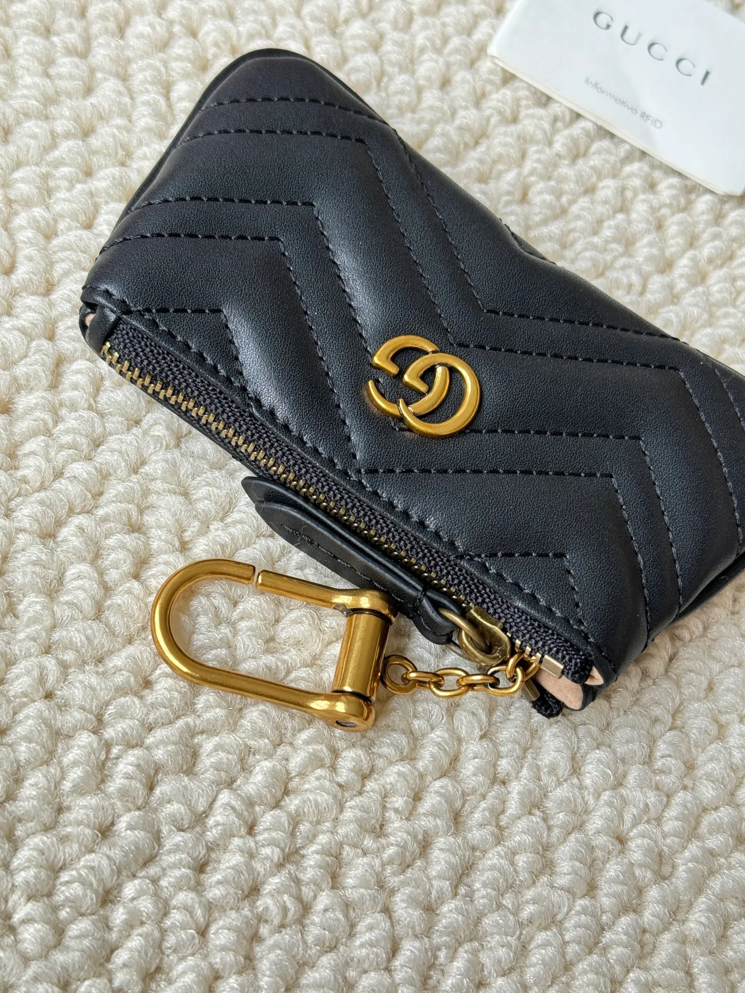 💰140GUCCI’s new small coin purse is made of calf leather with embroidered wavy pattern, and is matched with exquisite original factory bronze double G hardware and flexible and unique hook buckles. It is small and exquisite, but has great effect. Model: 671773 Size: 12.5x7x1.5cm