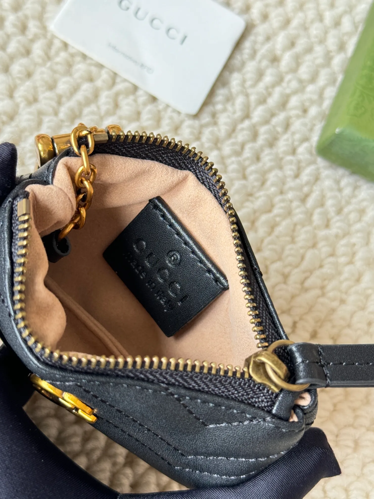 💰140GUCCI’s new small coin purse is made of calf leather with embroidered wavy pattern, and is matched with exquisite original factory bronze double G hardware and flexible and unique hook buckles. It is small and exquisite, but has great effect. Model: 671773 Size: 12.5x7x1.5cm